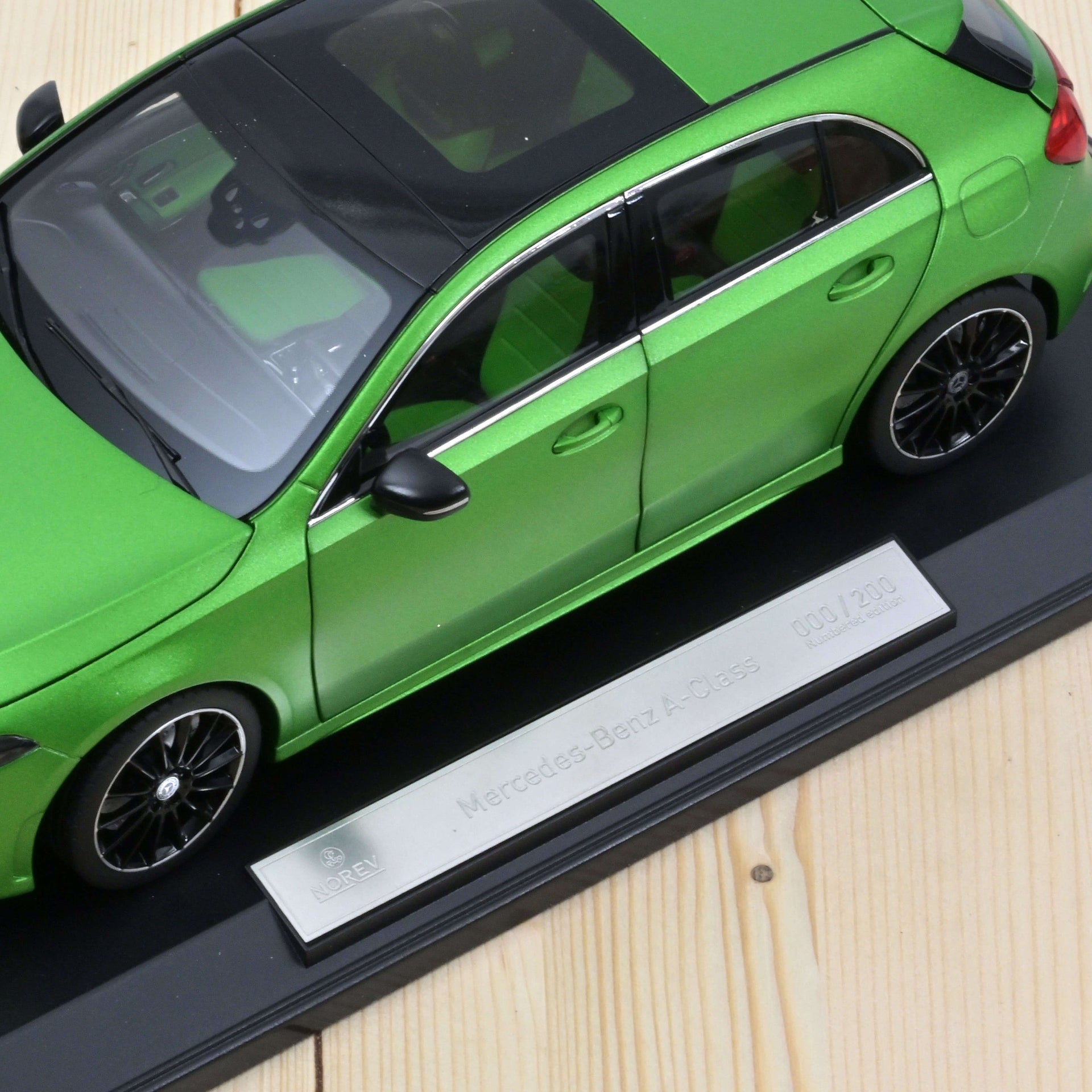 norev-mercedes-benz-classe-a-amg-line-2018-automodello-1-18-verde-metallizzato-2 image 1