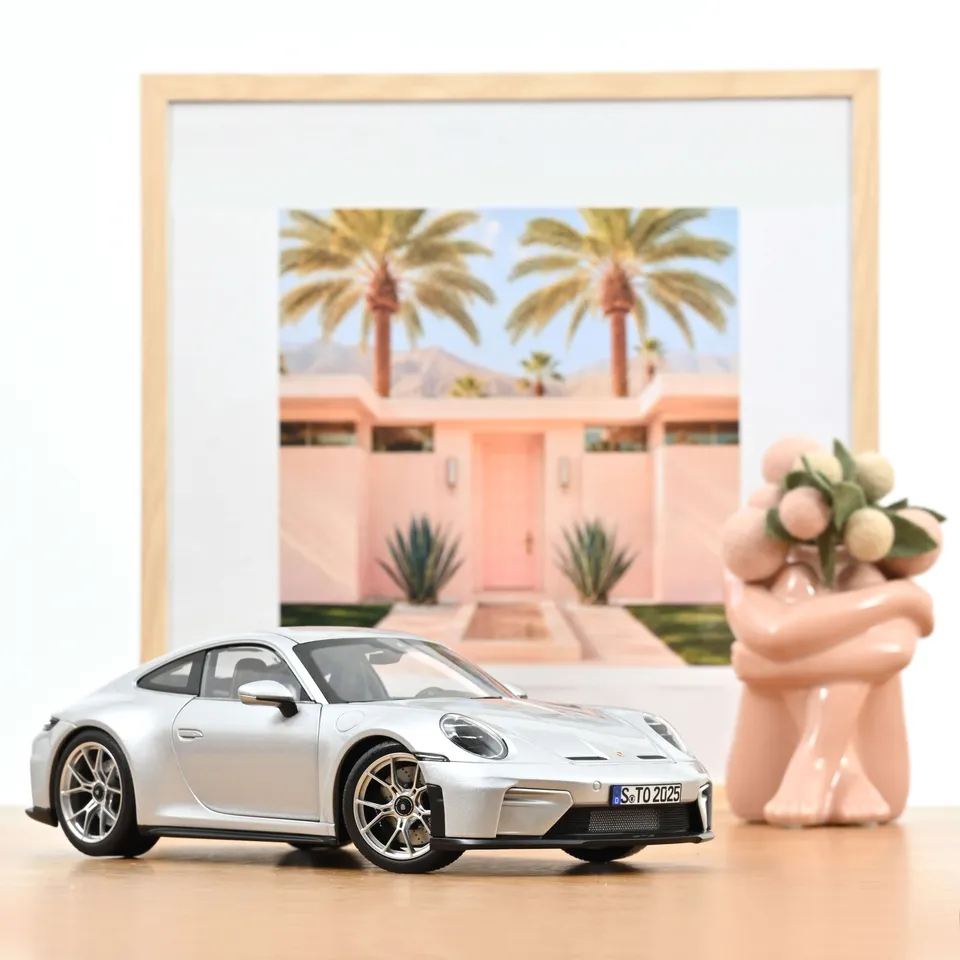norev-porsche-911-gt3-pack-touring-2025-modellino-auto-1-18-argent-gt-metallizza image 1
