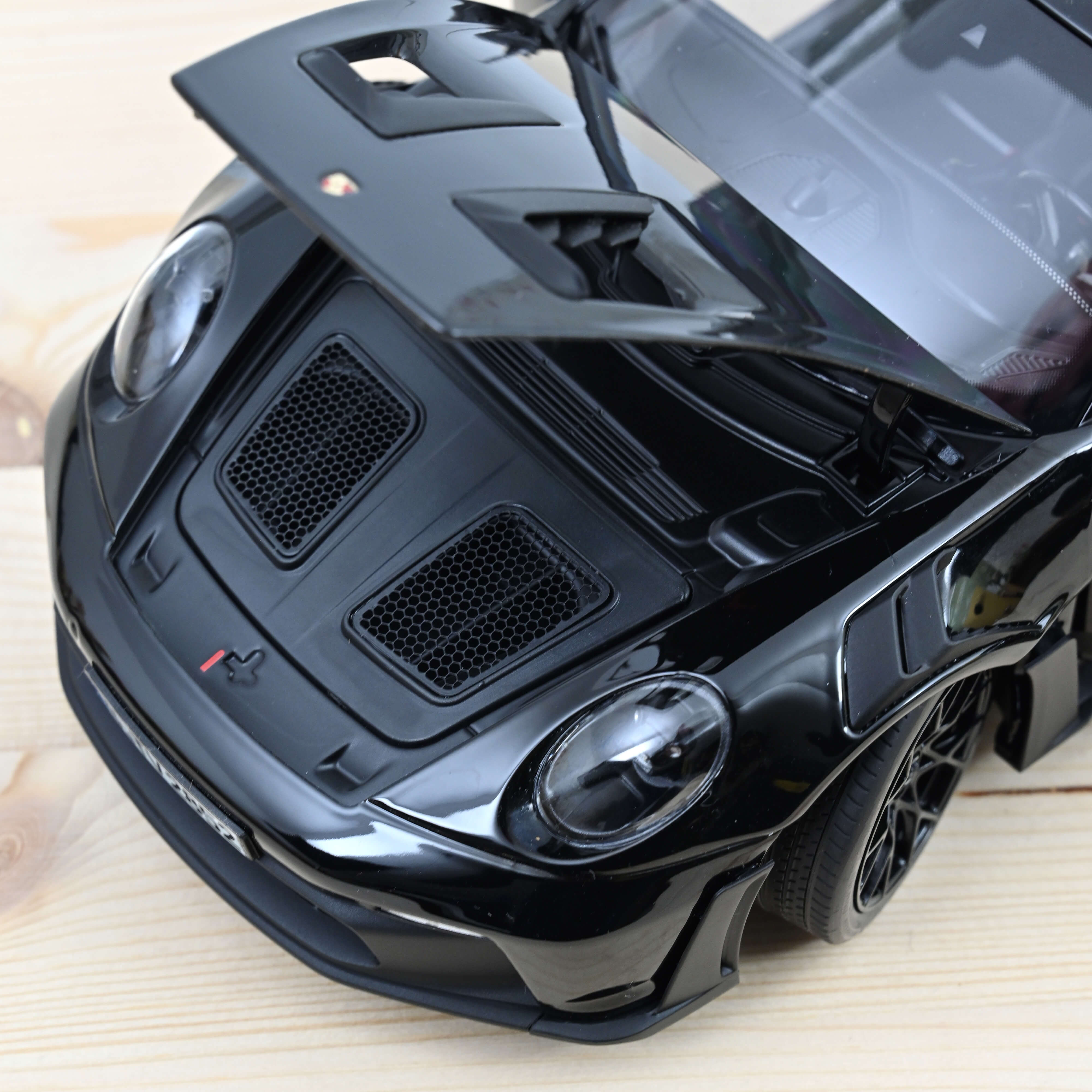 norev-porsche-911-gt3-rs-2022-992-nero-modello-scala-1-18-serie-web-exclusive-40 image 3