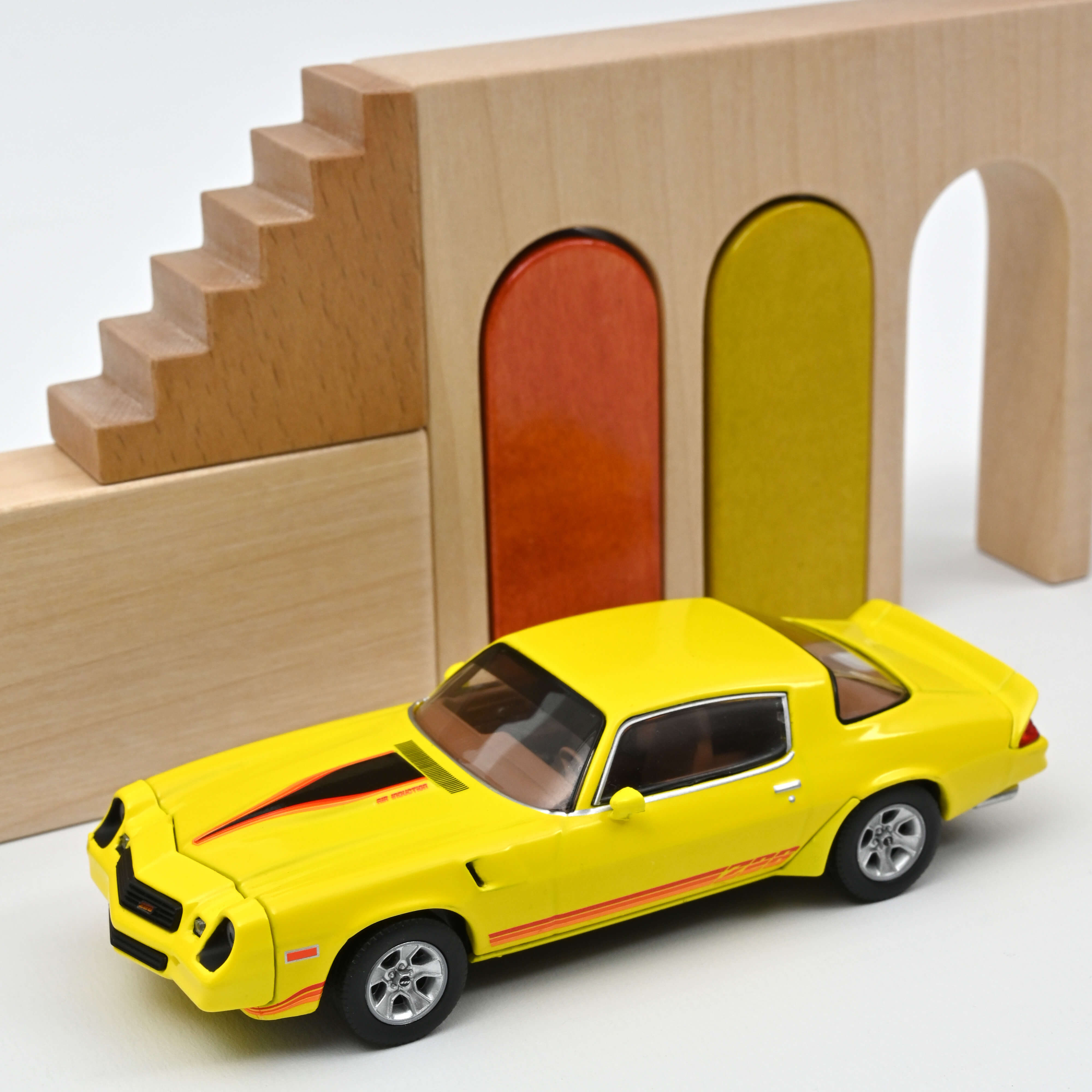 norev-chevrolet-camaro-z28-1980-modellino-auto-1-43-giallo-con-bande image 1