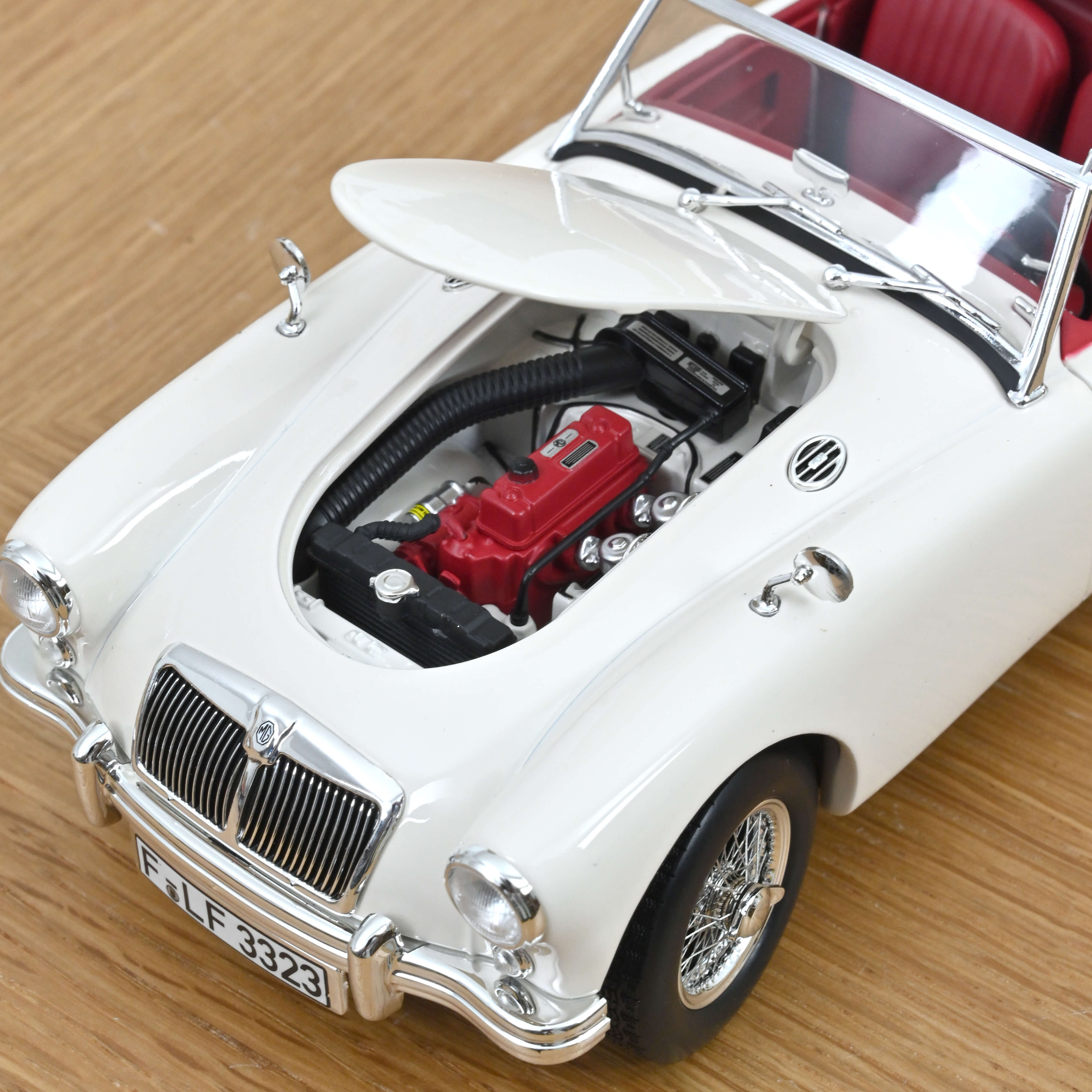 norev-mga-1955-bianco-inglese-1-18-200-pz image 5