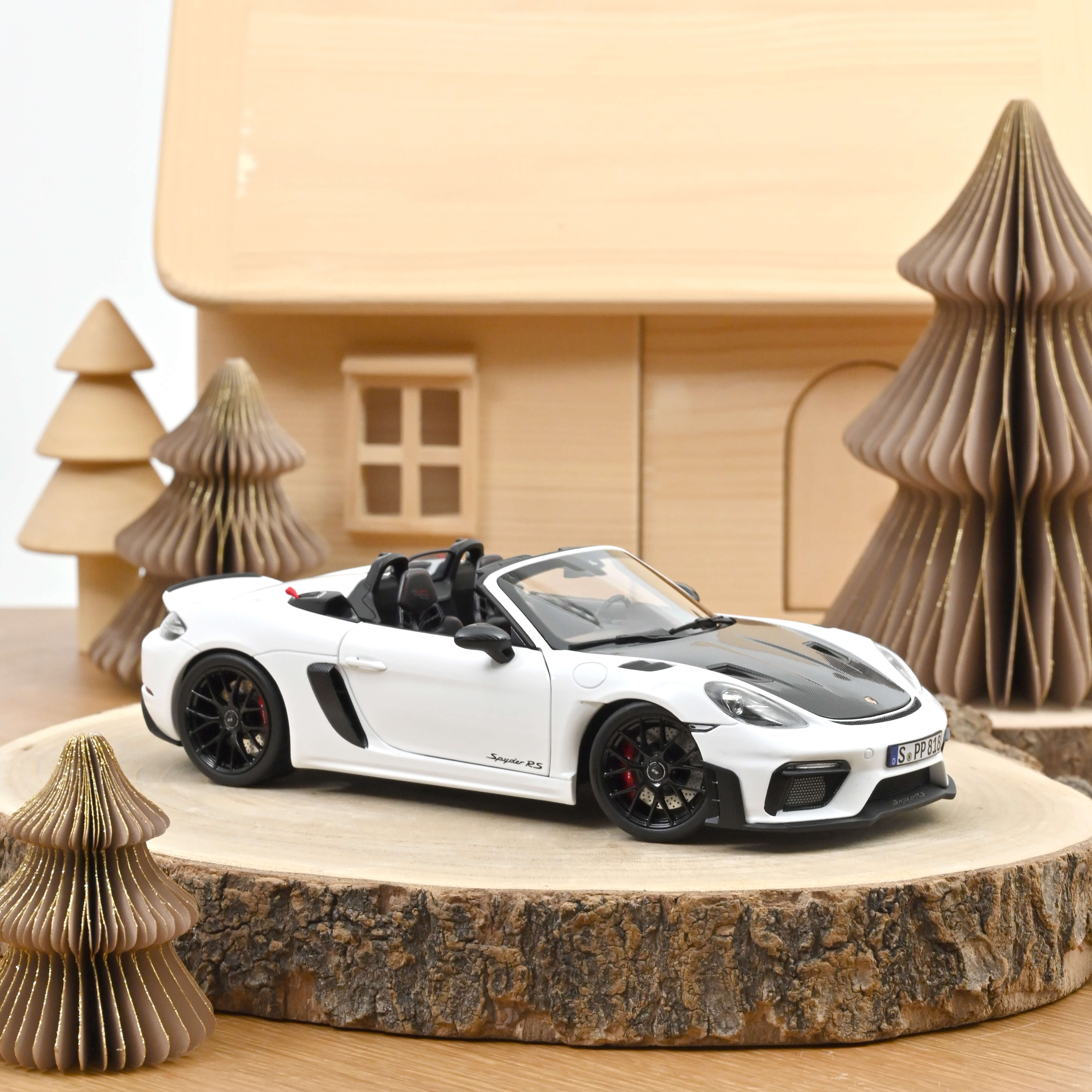 norev-porsche-718-spyder-rs-pack-weissach-2023-modellino-auto-1-18-bianco image 1