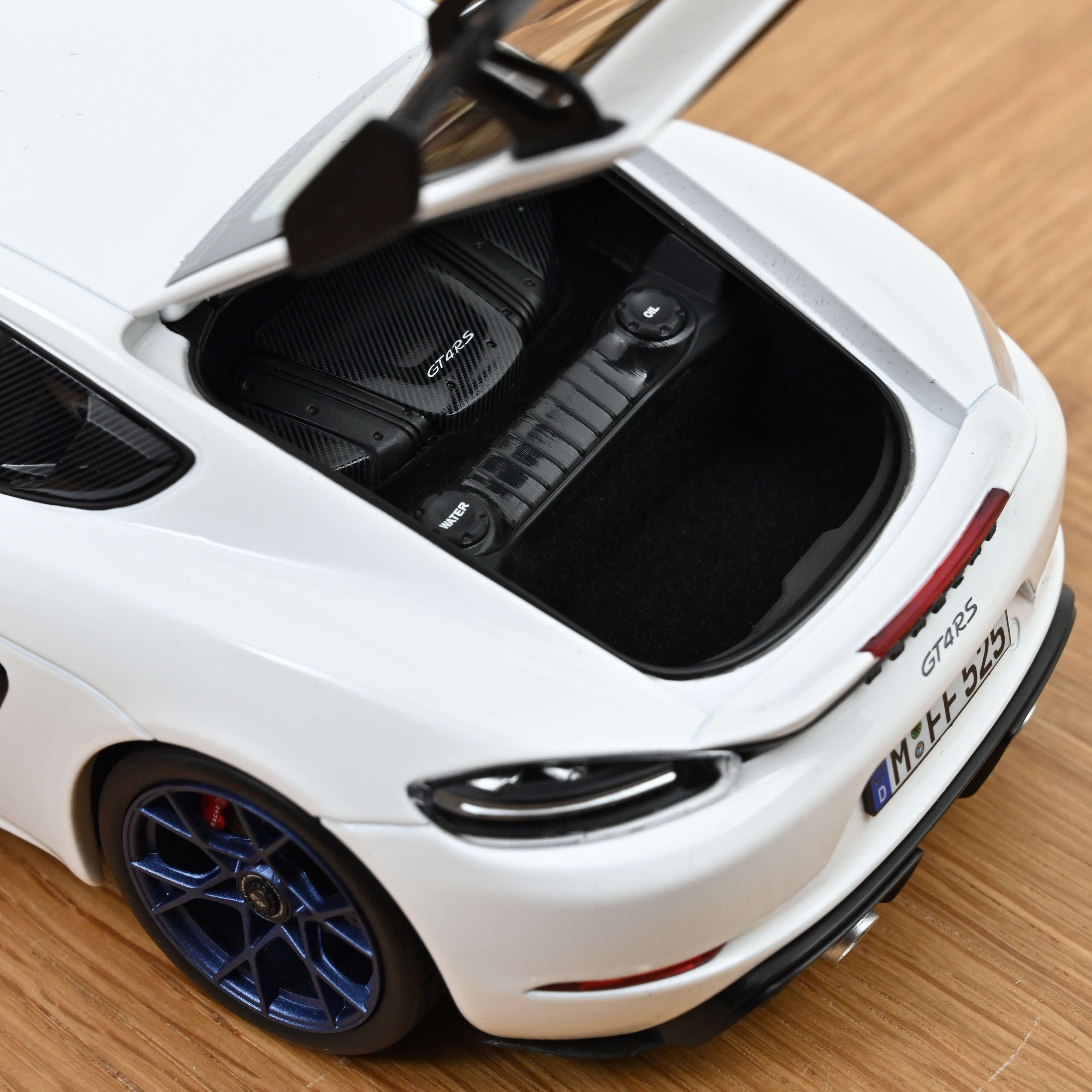 norev-porsche-cayman-gt4-rs-pack-weissach-2023-modellino-auto-1-18-bianco-edizio image 5