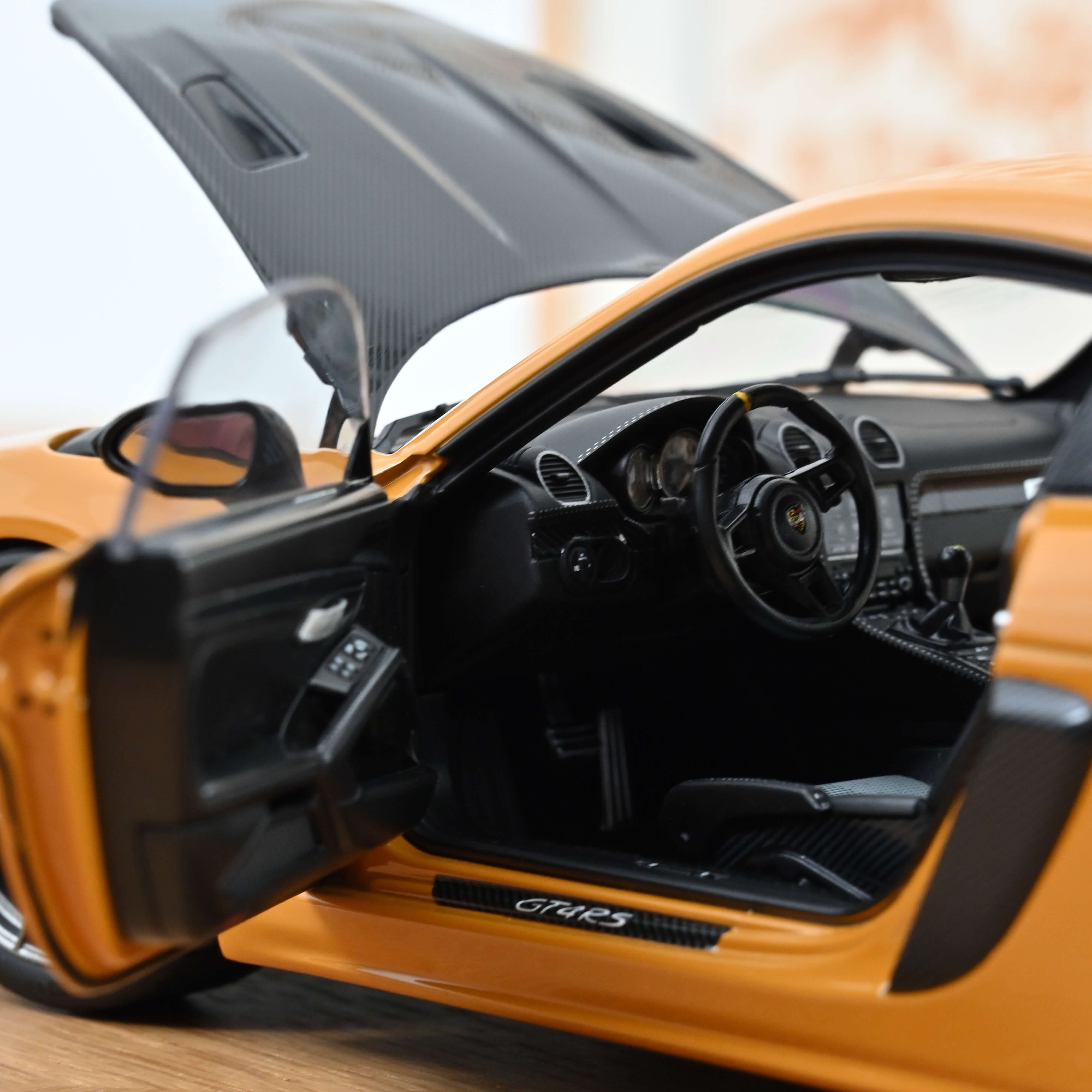 norev-porsche-cayman-gt4-rs-pack-weissach-2023-giallo-bahama-1-18-modellino-die- image 4