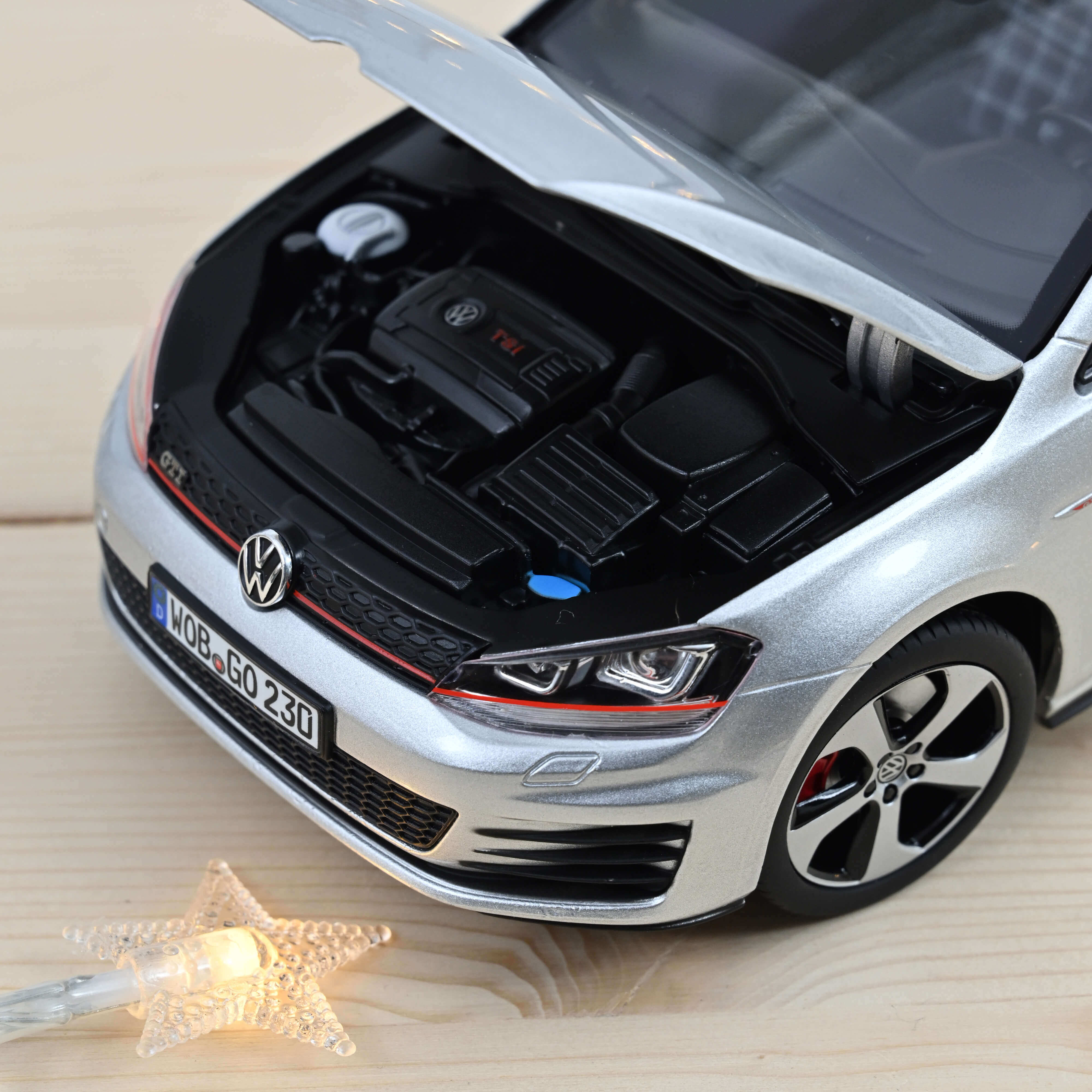 norev-vw-golf-gti-2013-argent-r-flexe-1-18-modellino-auto-jet-car image 3
