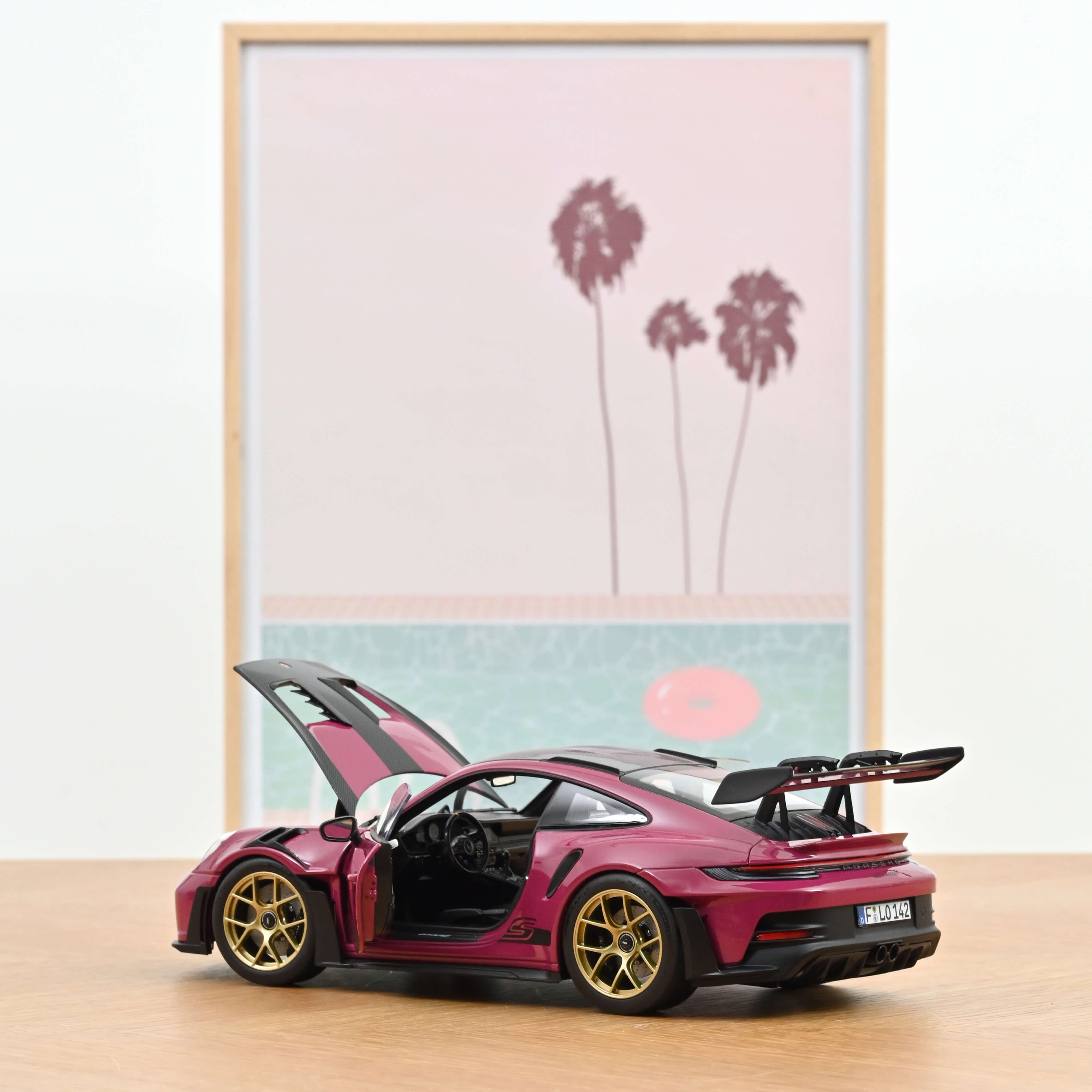 norev-porsche-911-gt3-rs-con-pack-weissach-2022-modellino-auto-1-18-ruby-star image 2