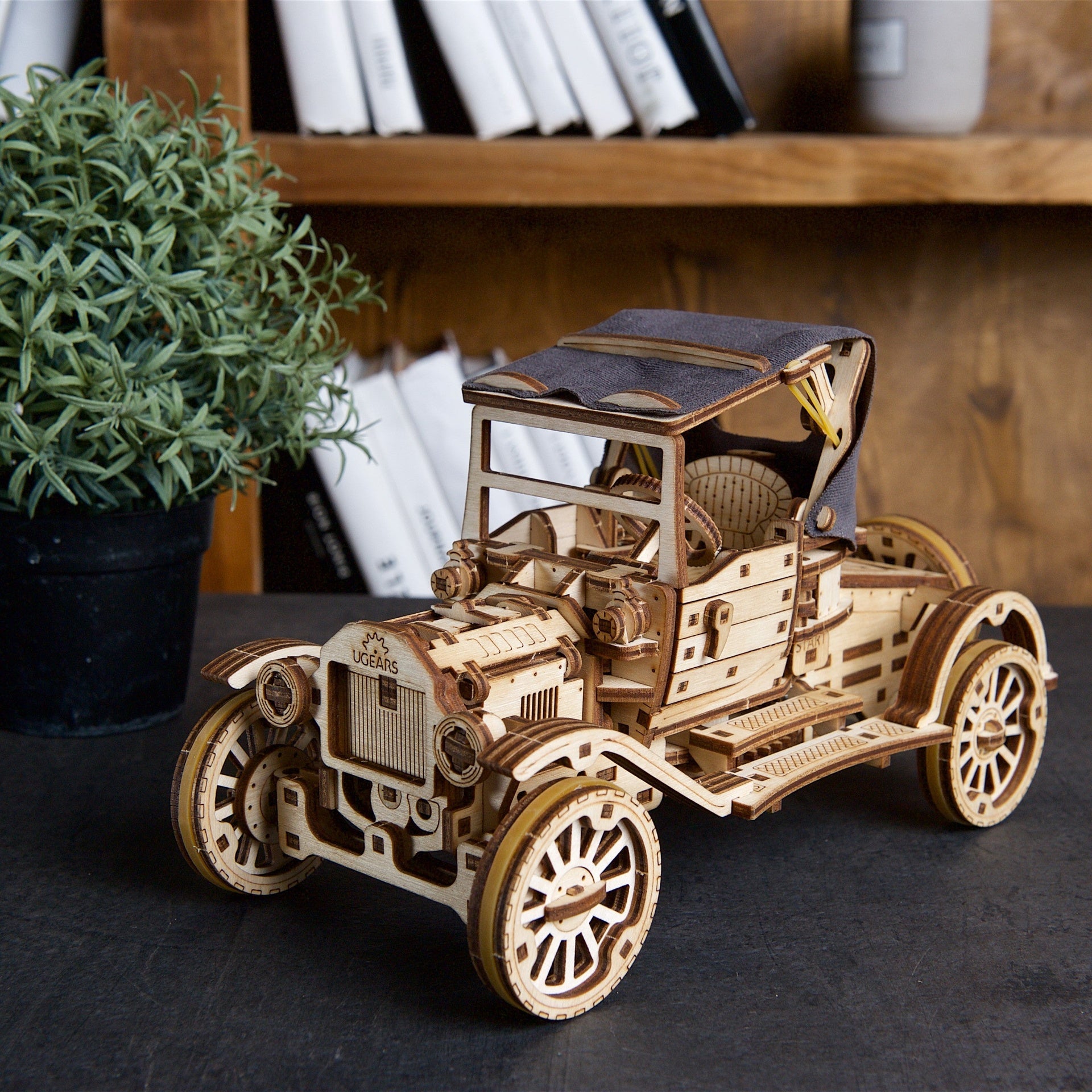 ugears-retro-car-ugr-t-modellino-meccanico-in-legno-da-costruire-con-motore-a-mo image 7