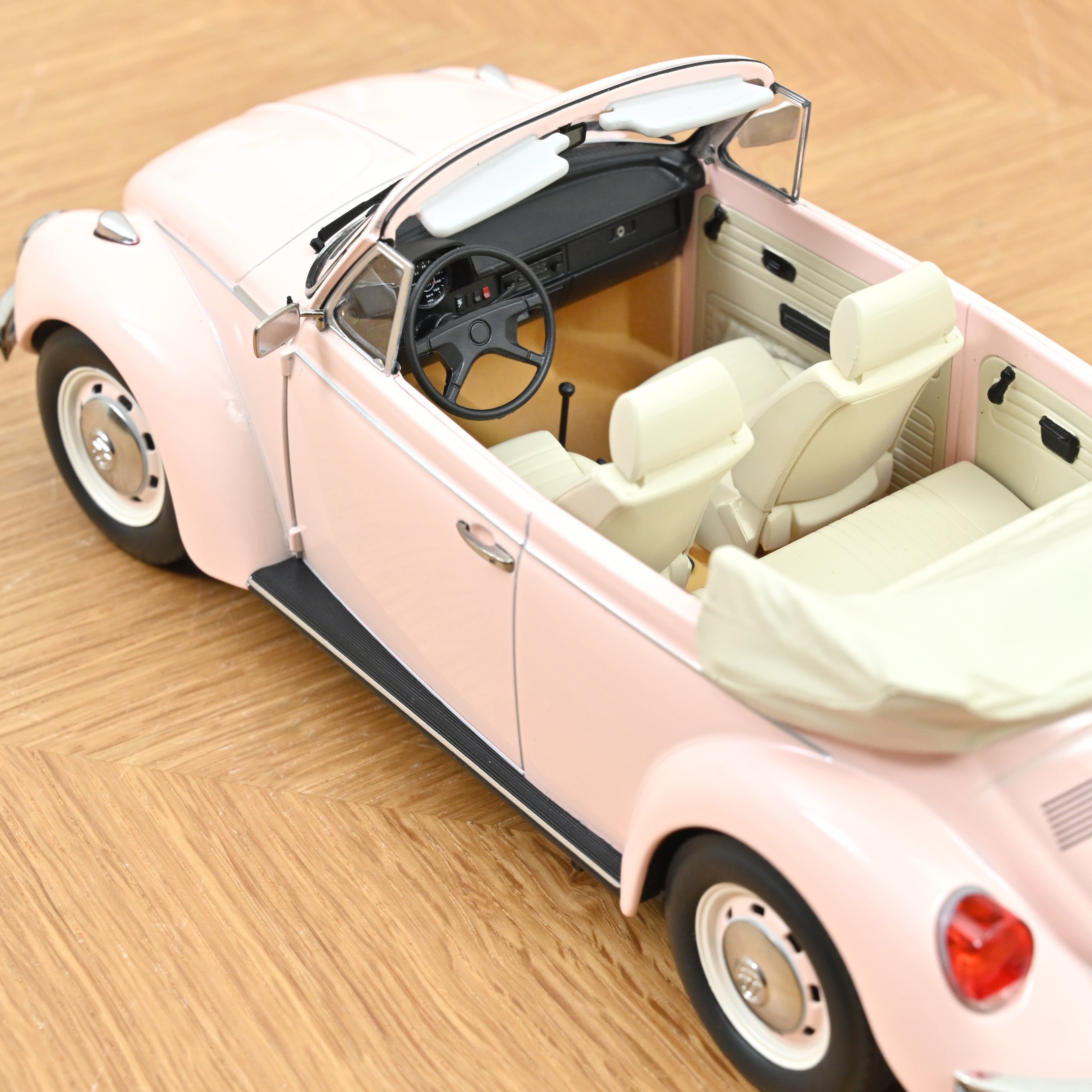 norev-vw-1303-maggiolino-cabriolet-1972-rosa-1-18-edizione-limitata-200-pcs image 4