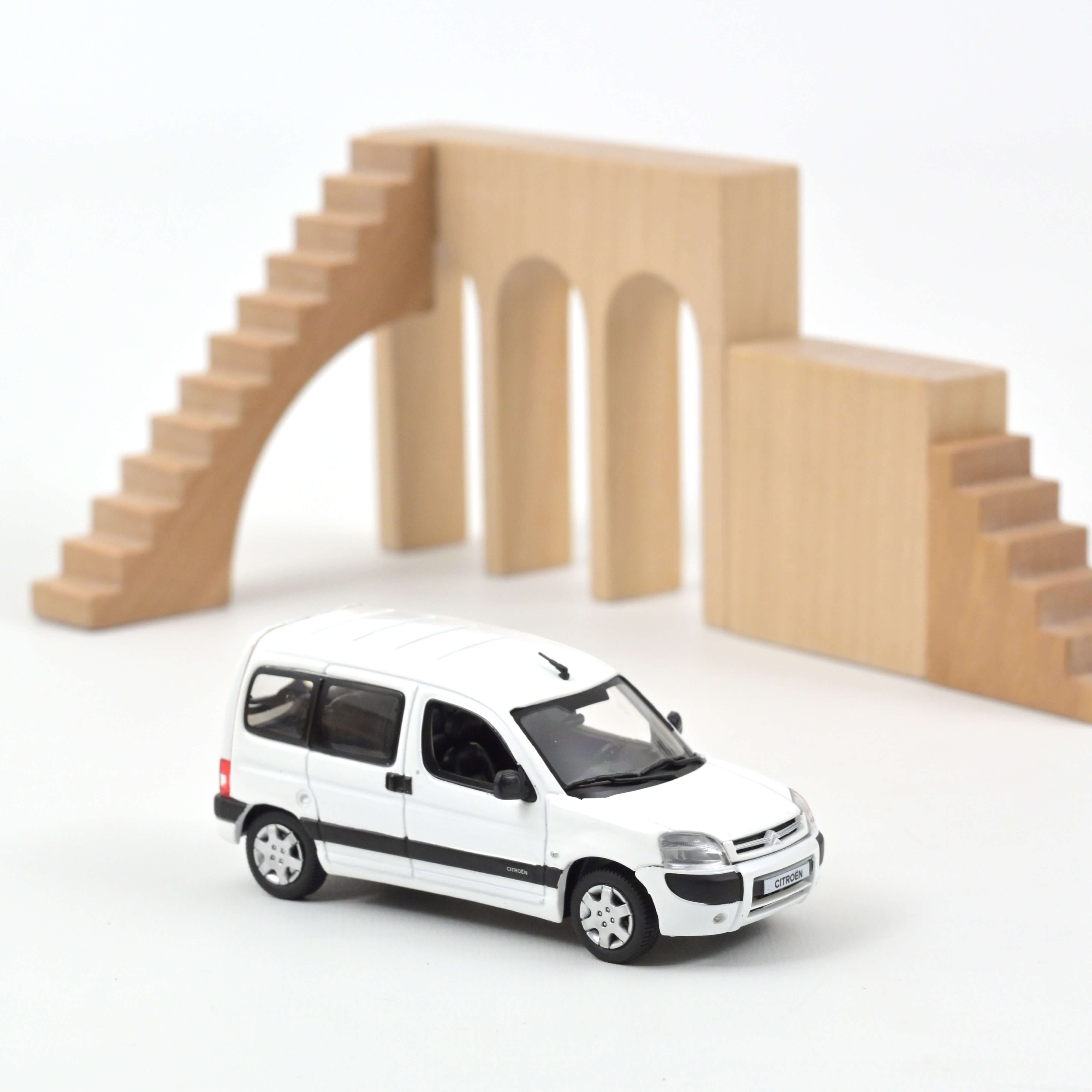 norev-citro-n-berlingo-2004-blanc-1-43-modellino-die-cast-da-collezione image 1
