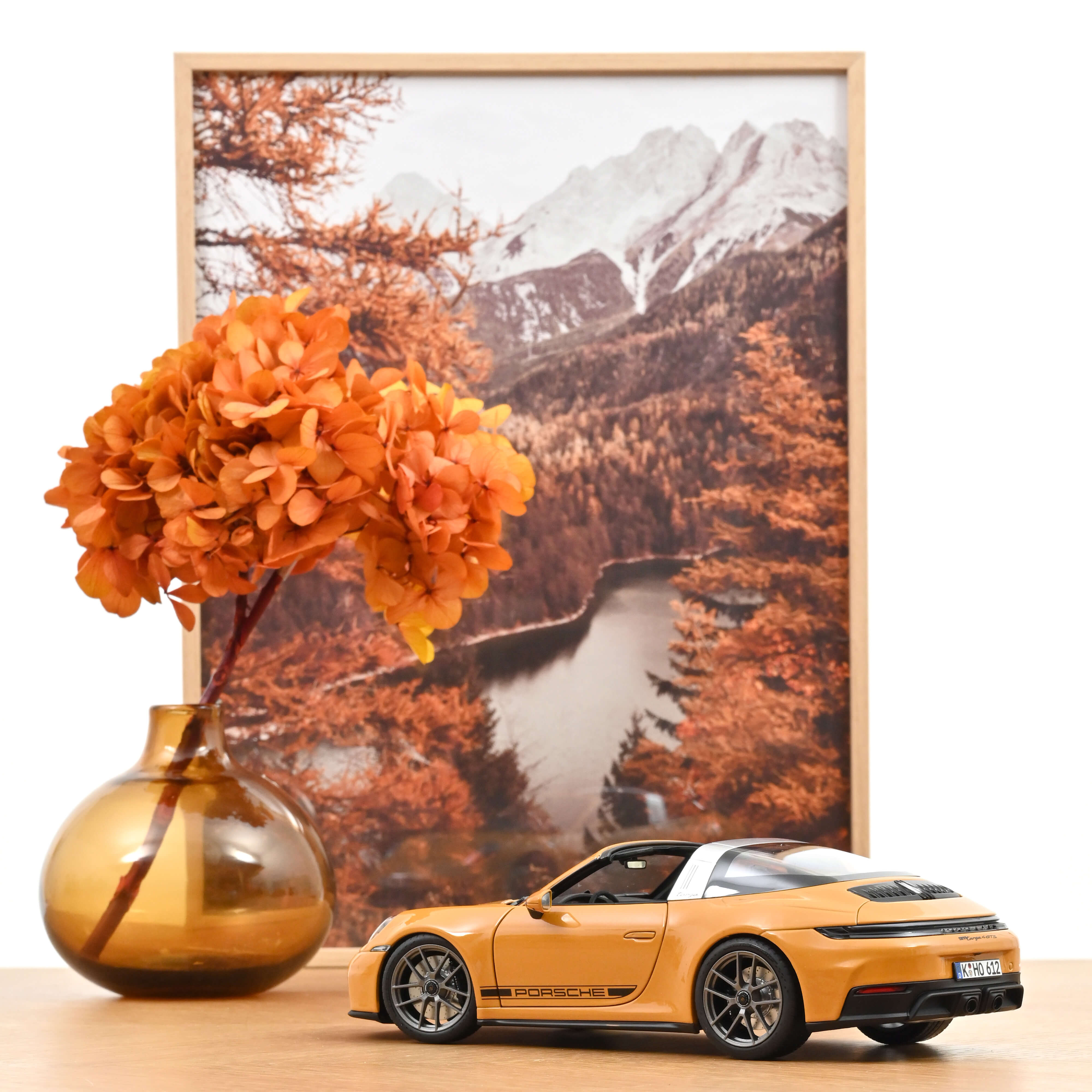 norev-porsche-911-targa-4-gts-992-2-1-18-modellino-giallo-bahama image 4