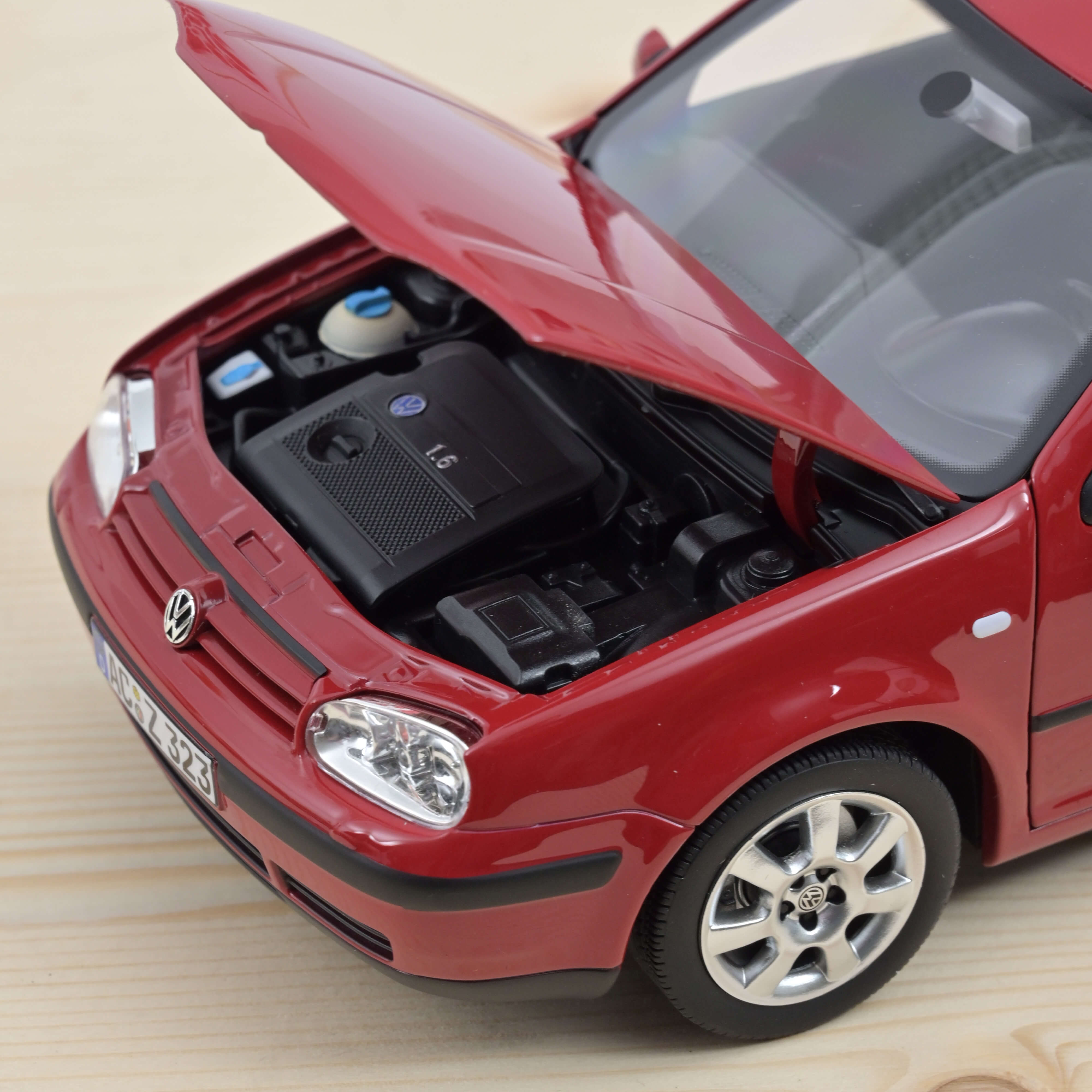 norev-vw-golf-2002-modellino-auto-1-18-rosso image 3