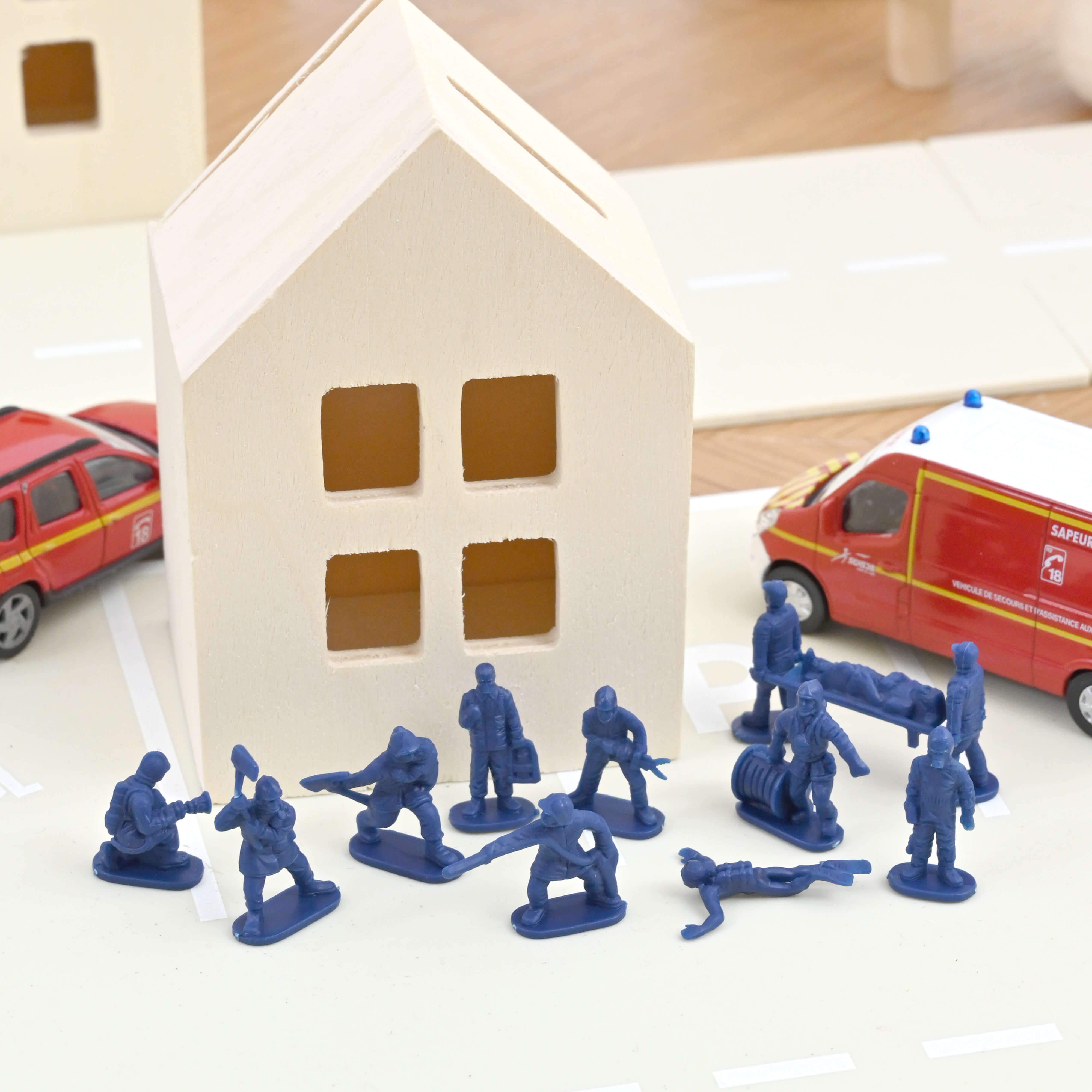 norev-vigili-del-fuoco-e-figurine-citt-1-64-set-36-pezzi image 2