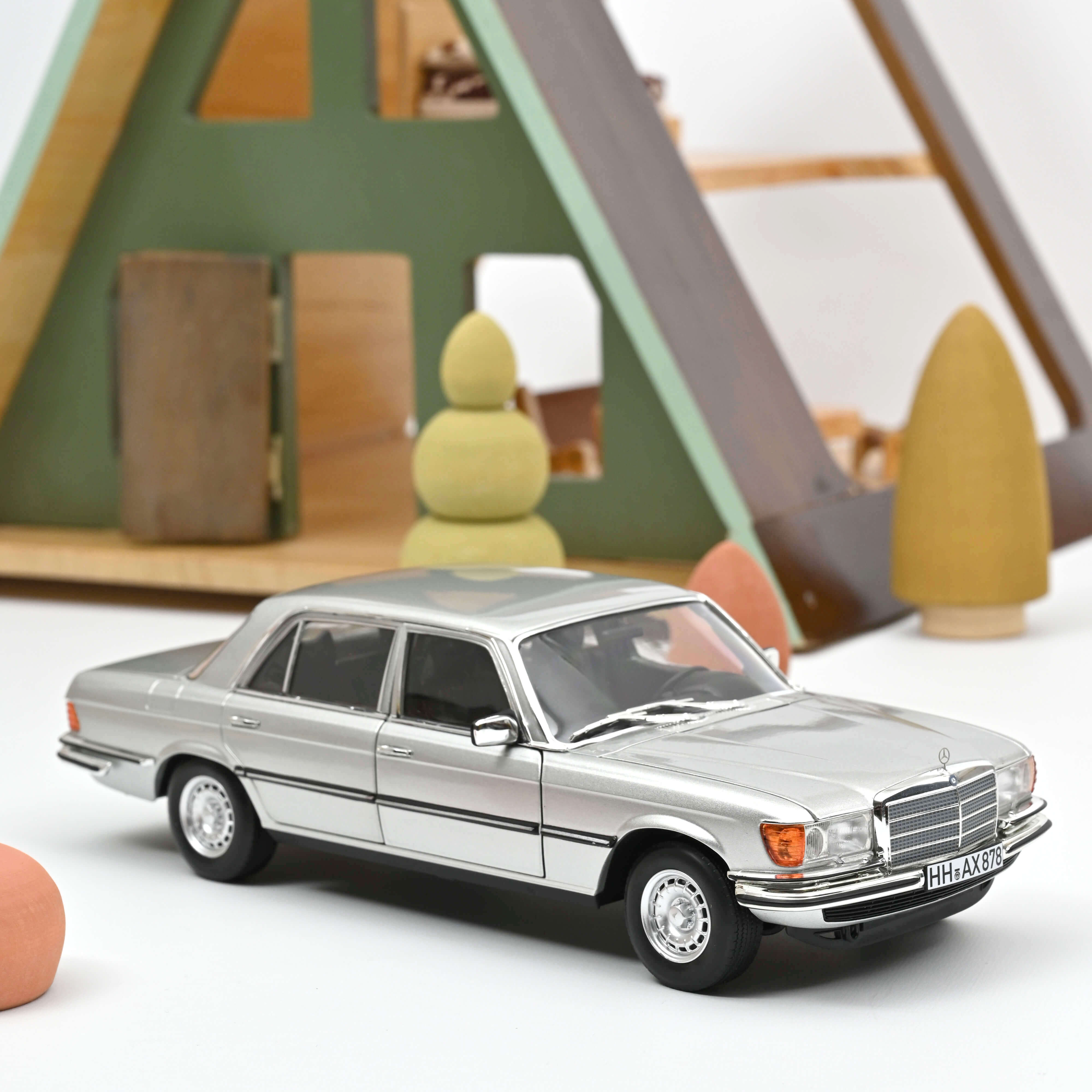 norev-mercedes-benz-450-sel-6-9-1976-modellino-auto-1-18-argent image 1