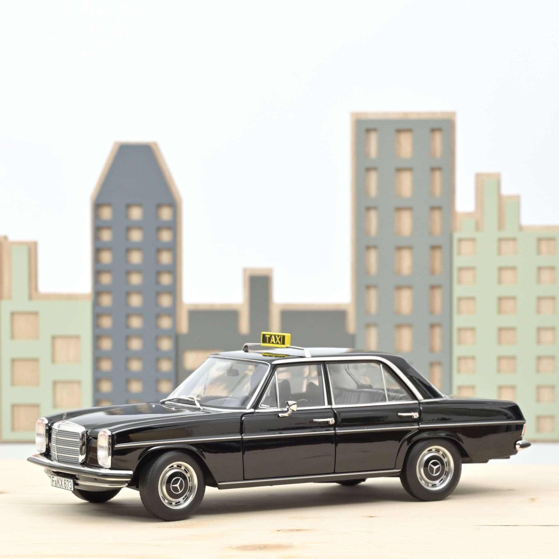 norev-mercedes-benz-200-1968-taxi-modellino-auto-1-18-nero image 1