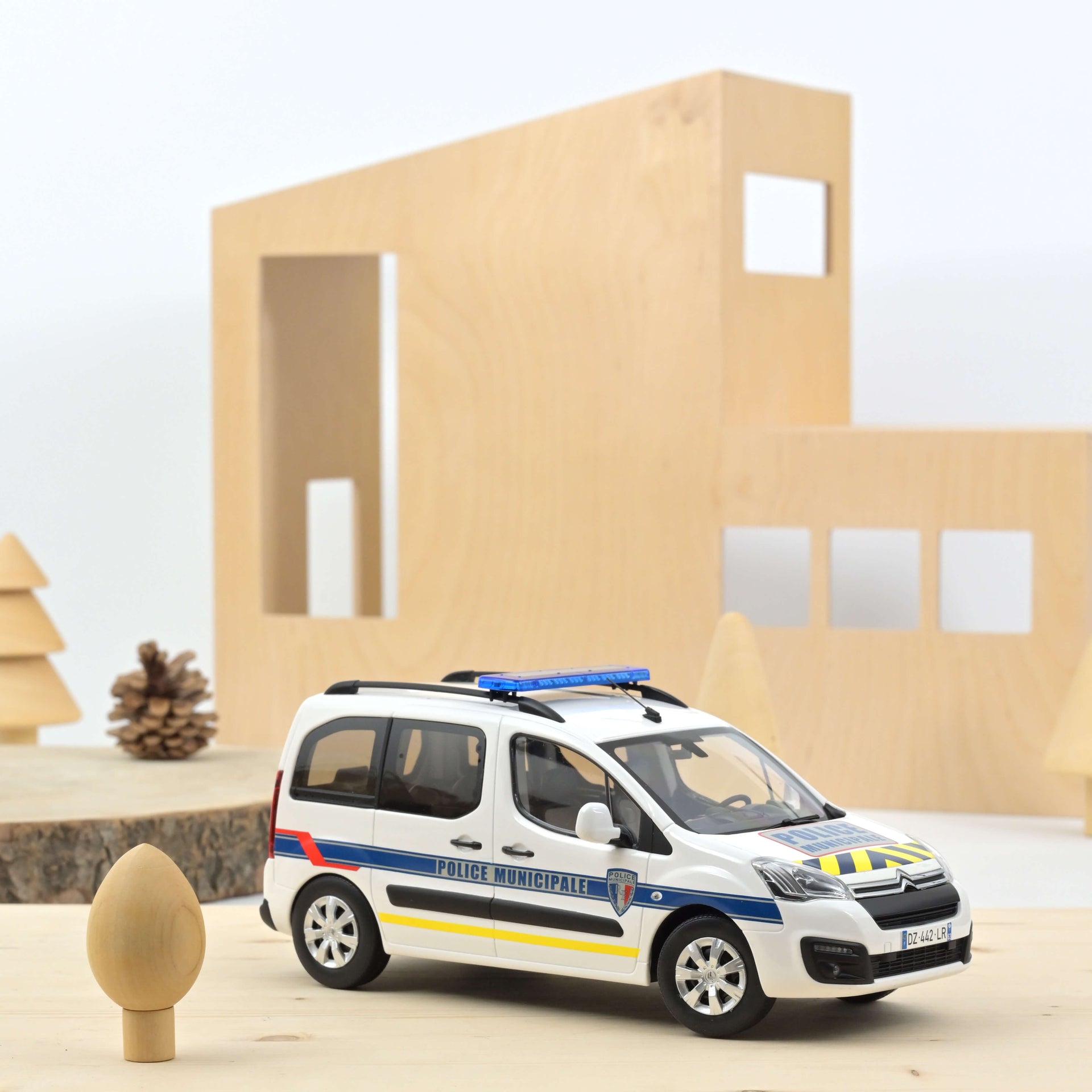 norev-citro-n-berlingo-2016-police-municipale-1-18-edizione-limitata-100-pz image 1