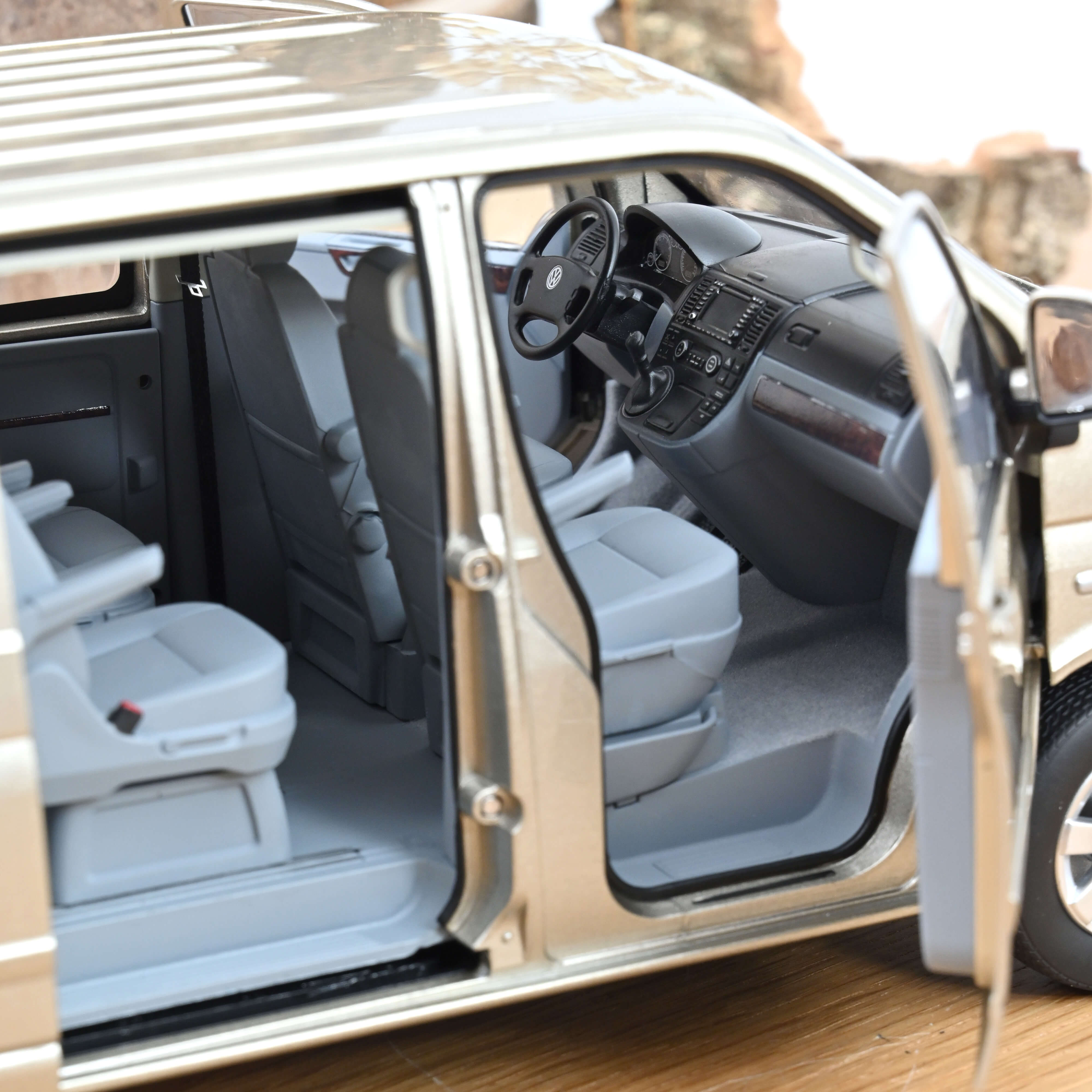 norev-vw-multivan-t5-2003-modellino-van-1-18-beige-wheat-metallizzato image 5