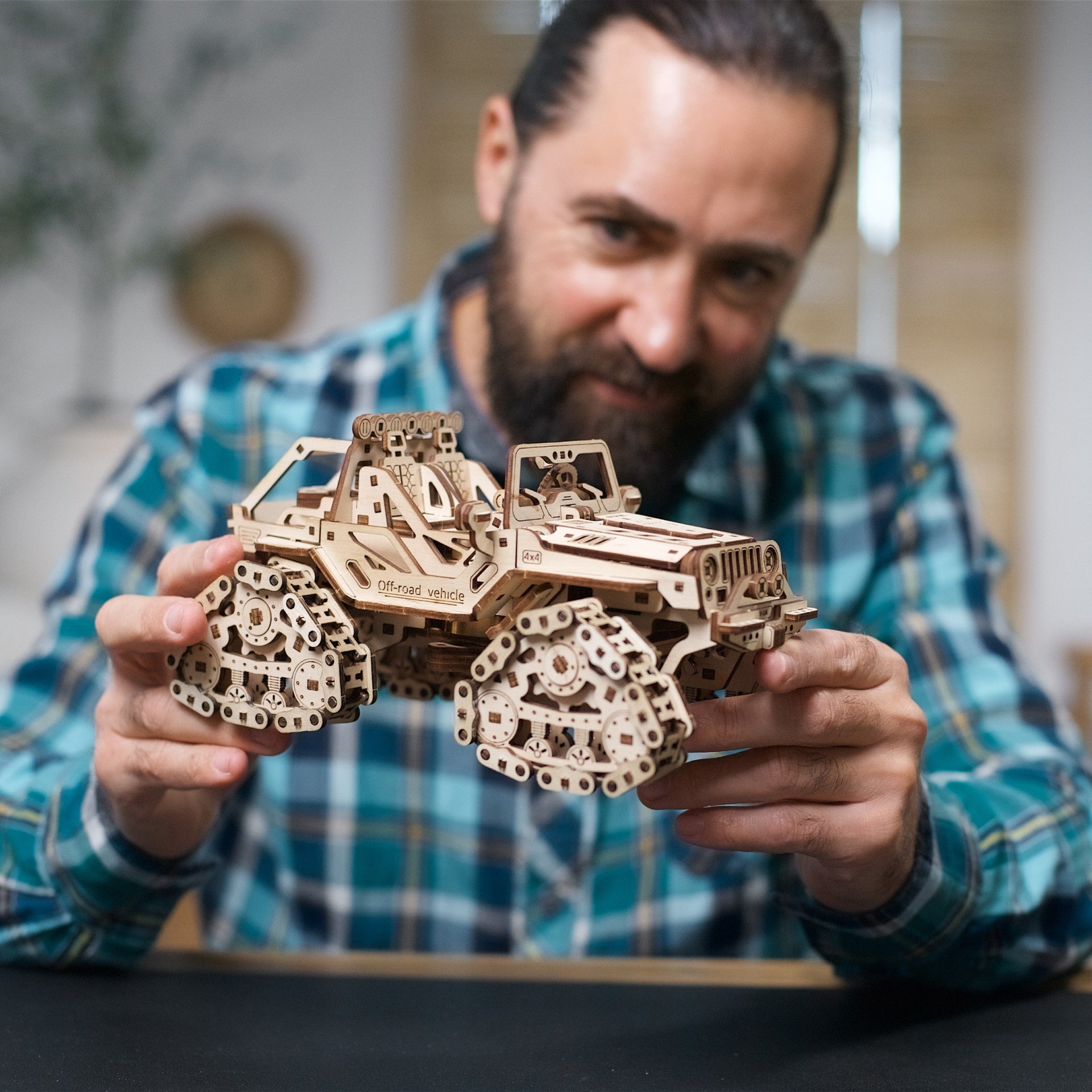 ugears-tracked-off-road-vehicle-modellino-meccanico-in-legno-1-24 image 7