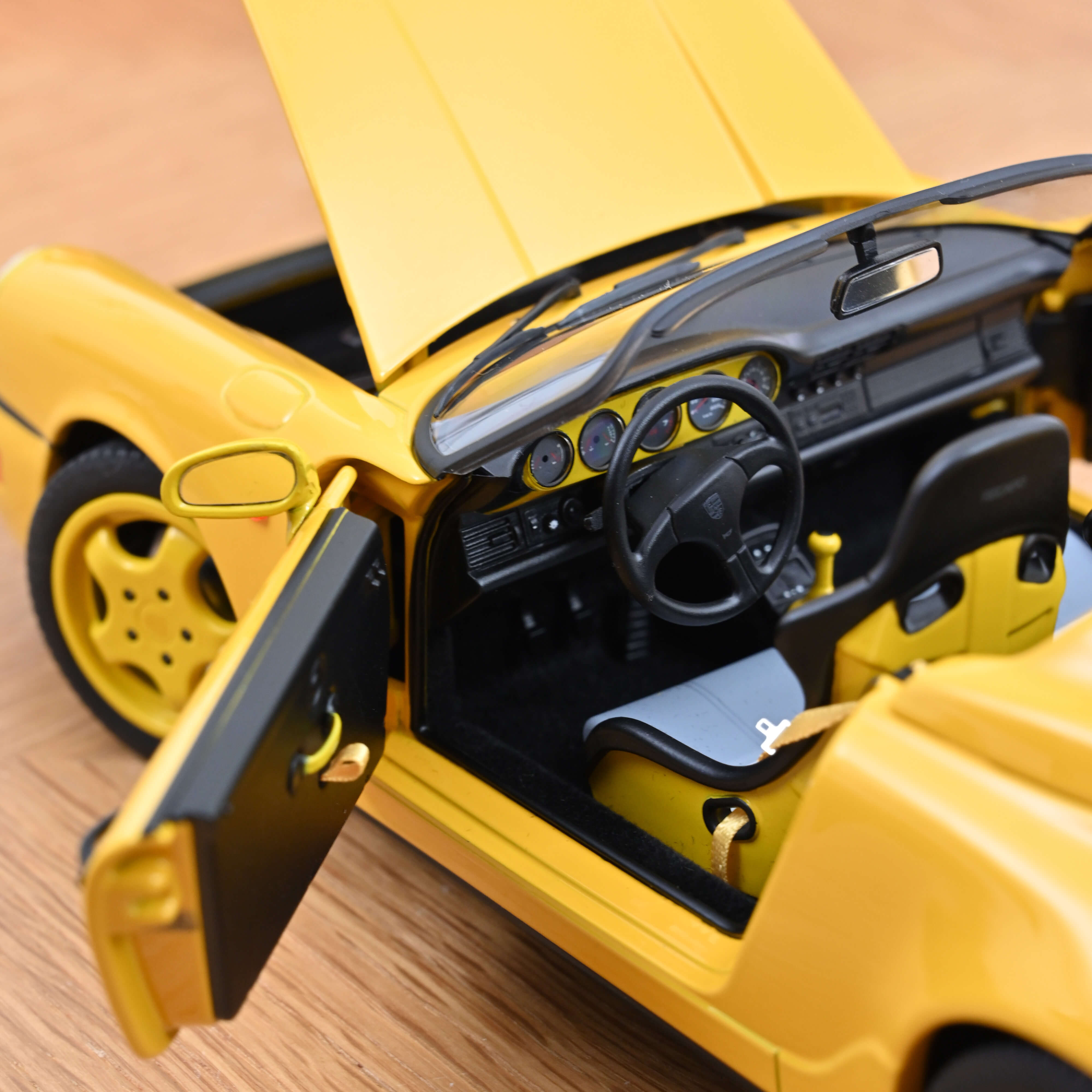 norev-porsche-911-speedster-1993-jaune-speed-modellino-auto-1-18 image 4