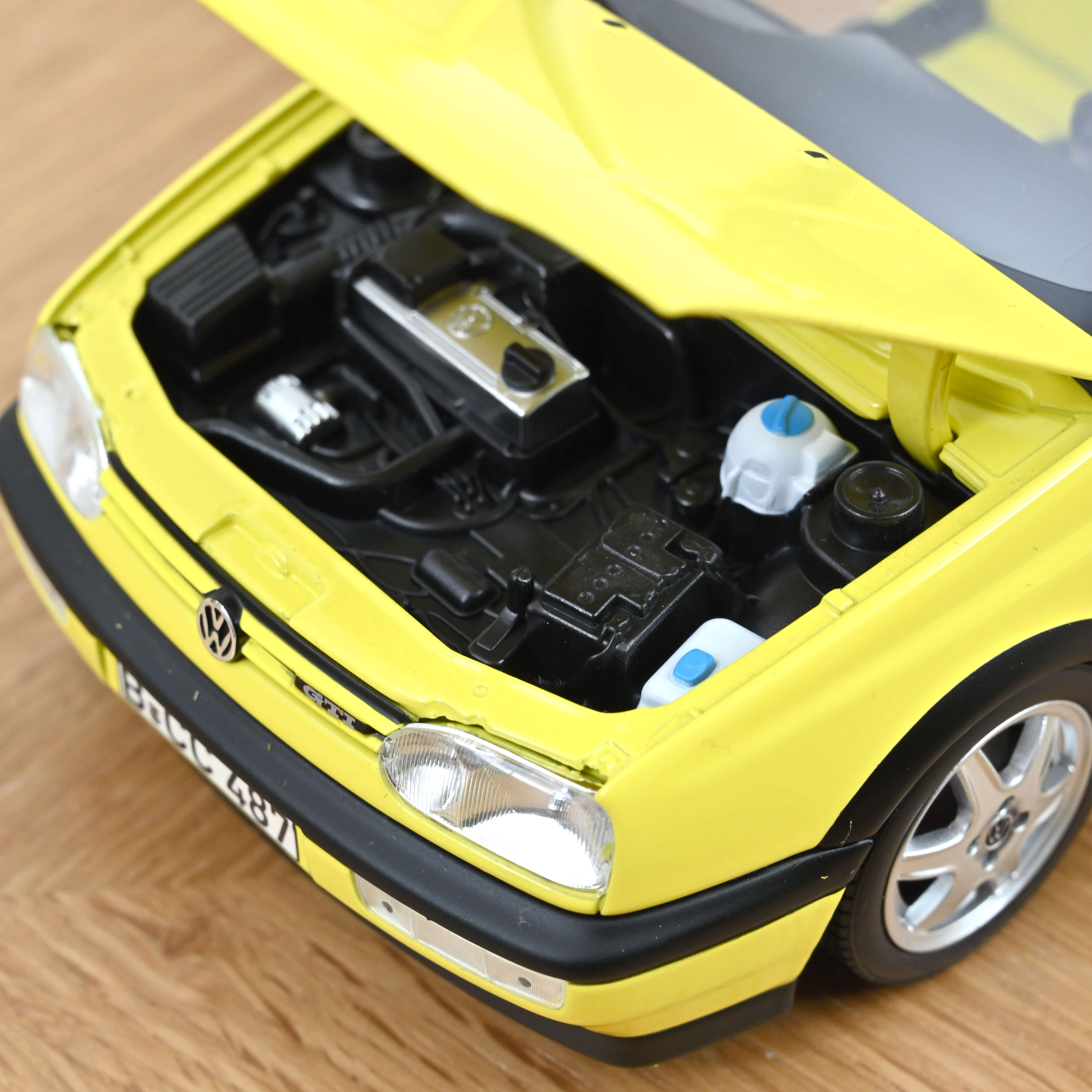 norev-vw-golf-gti-color-concept-1994-gialla-1-18-die-cast image 5
