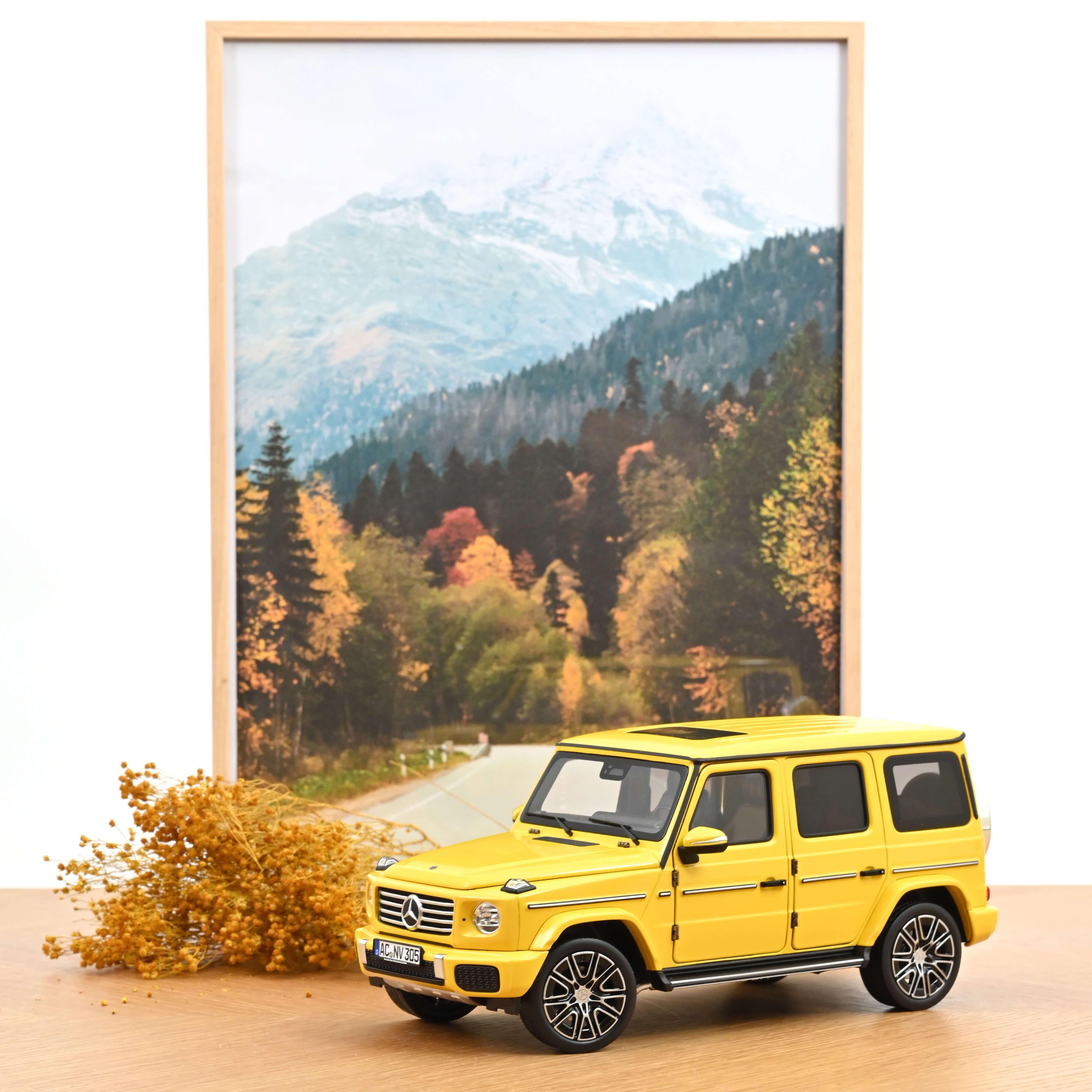 norev-mercedes-benz-classe-g-2024-jaune-soleil-modellino-1-18 image 1