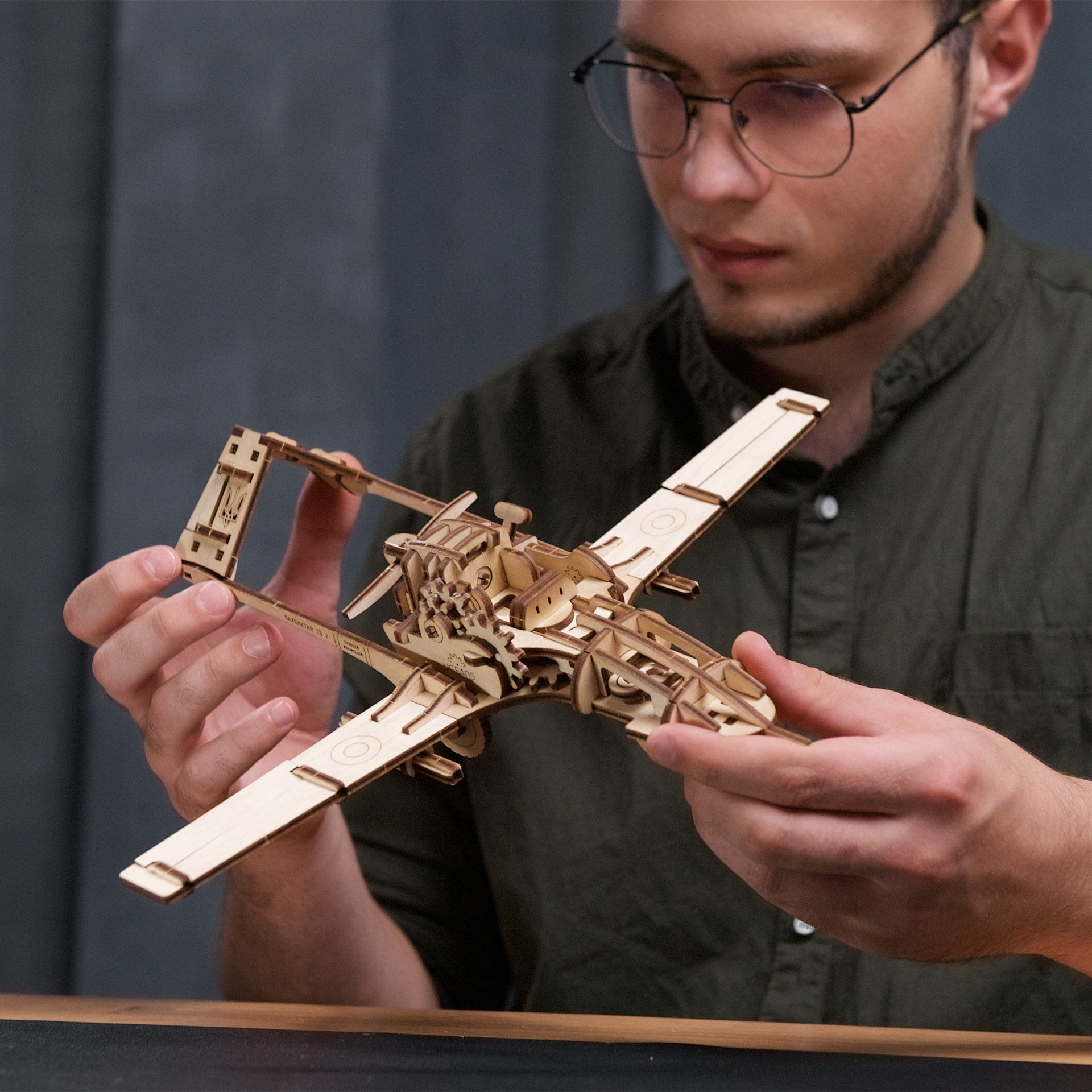 ugears-bayraktar-tb2-combat-drone-modello-in-legno-3d-da-assemblare image 7