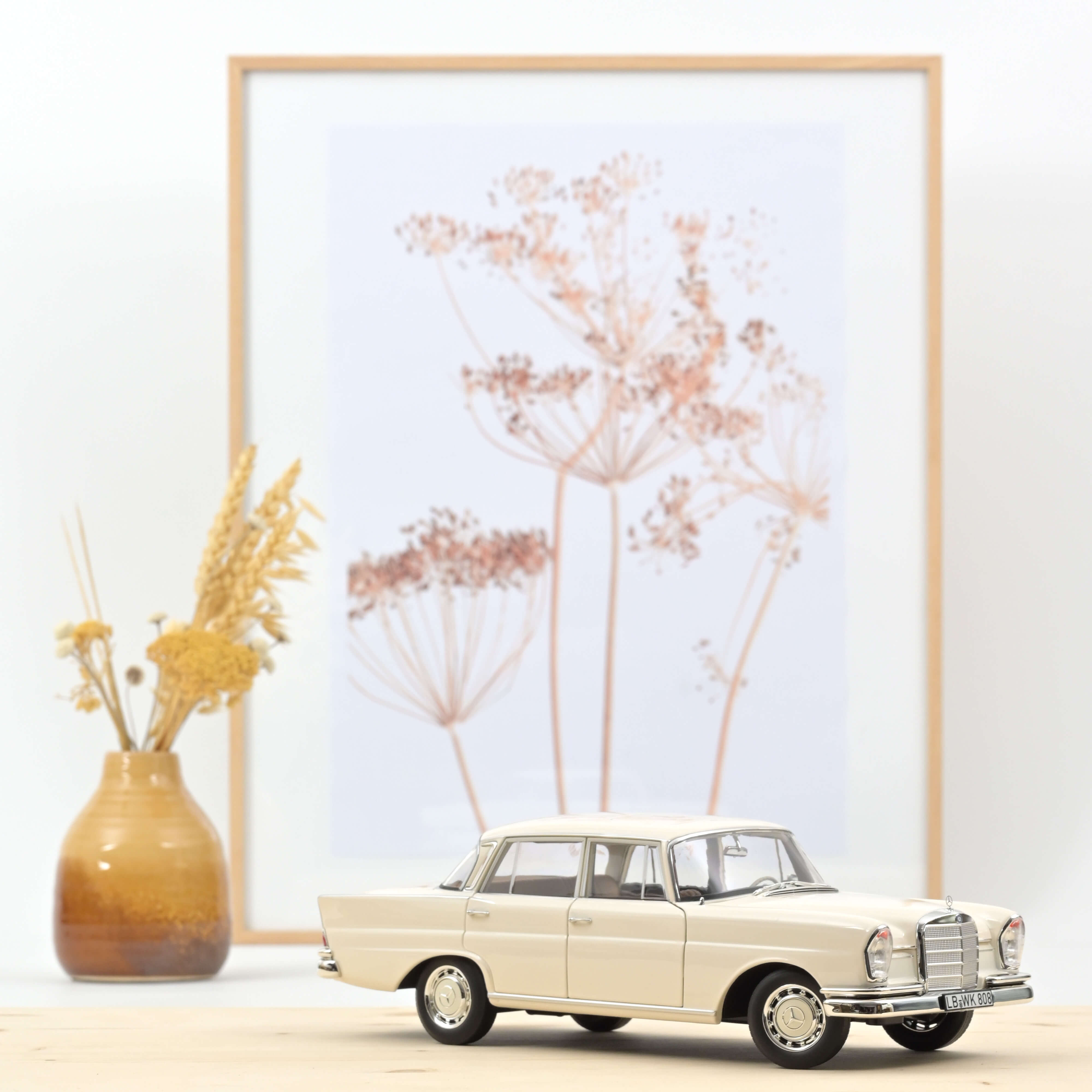 norev-mercedes-benz-220-s-1965-modellino-auto-1-18-beige-edizione-200-pezzi image 1