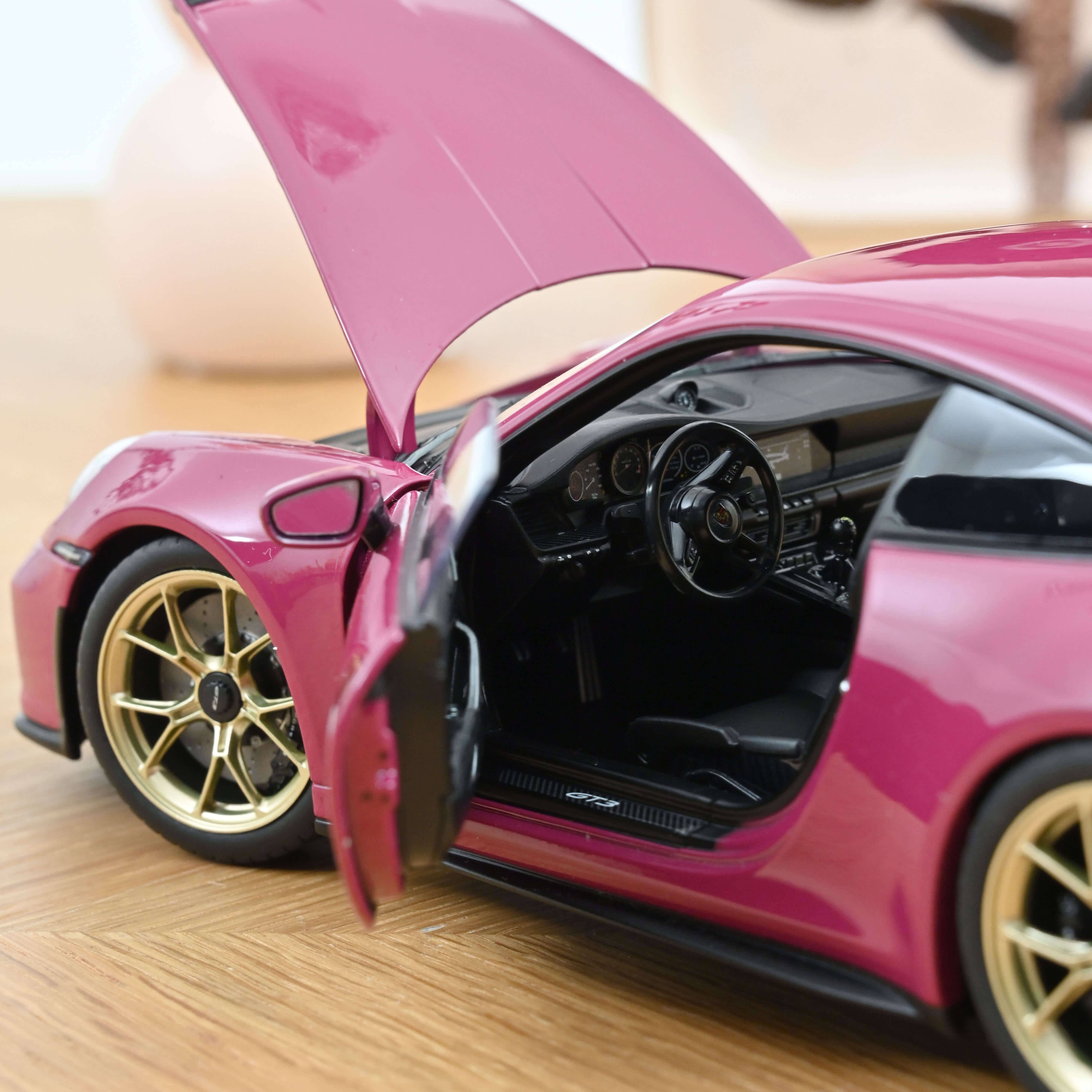 norev-porsche-911-gt3-2021-992-modellino-auto-1-18-ruby-star-neo image 4