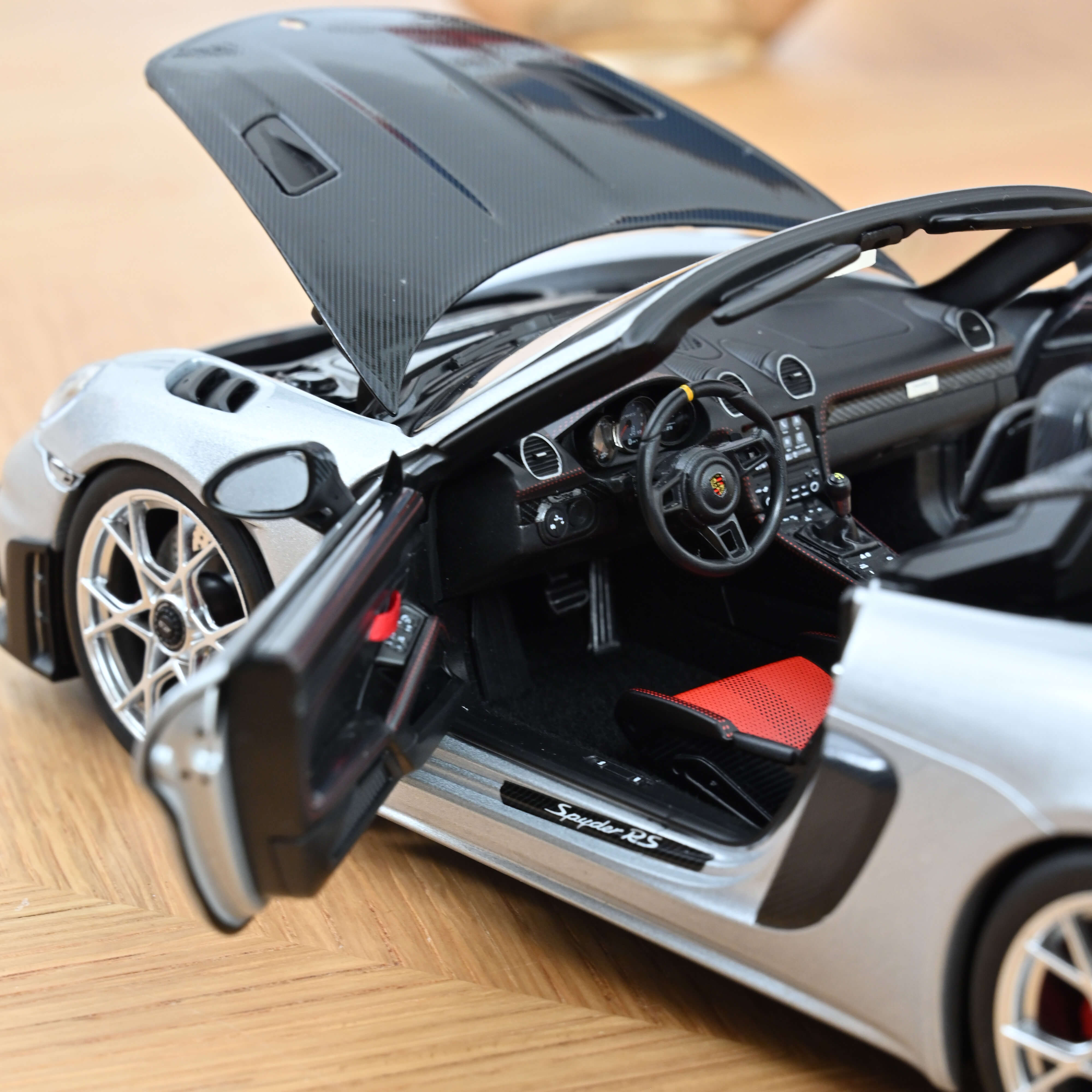 norev-porsche-718-spyder-rs-pack-weissach-2023-modellino-auto-1-18-argento-gt-me image 5