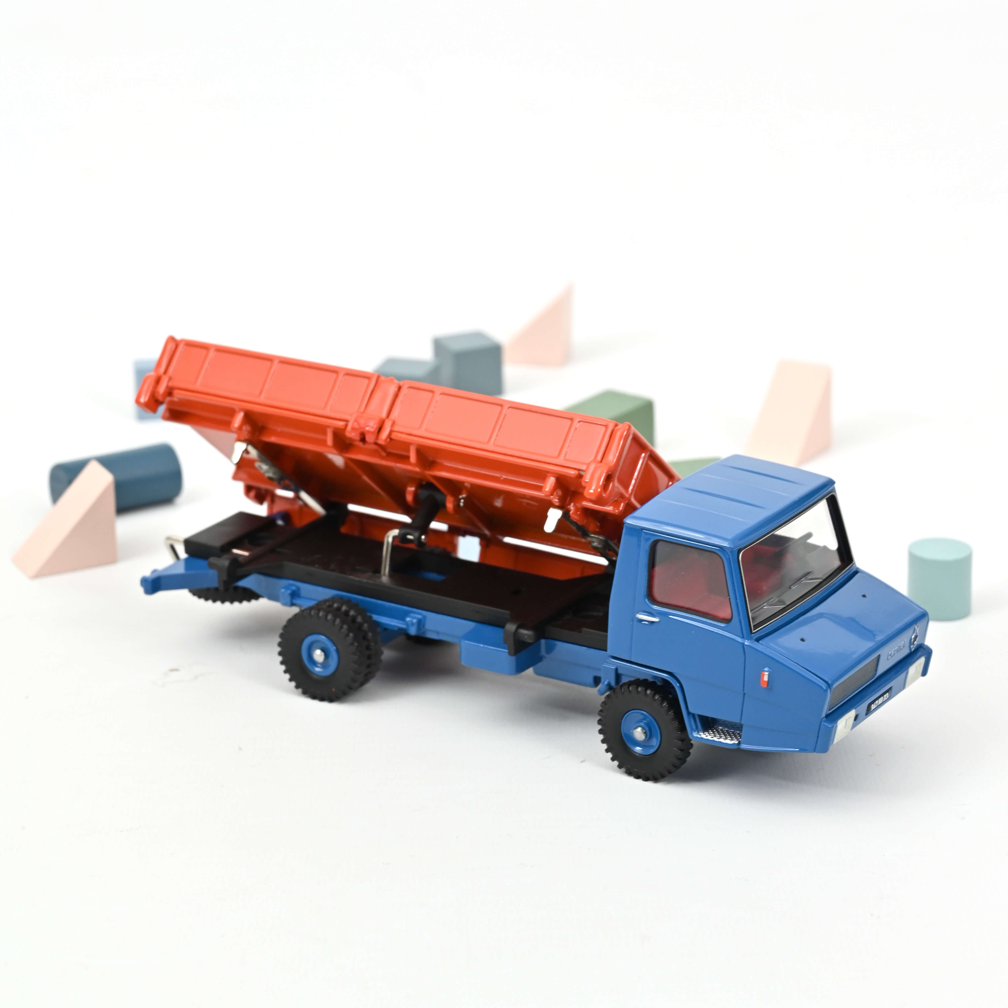 norev-berliet-stradair-benne-basculante-lat-rale-orange-et-bleu-modellino-camion image 1