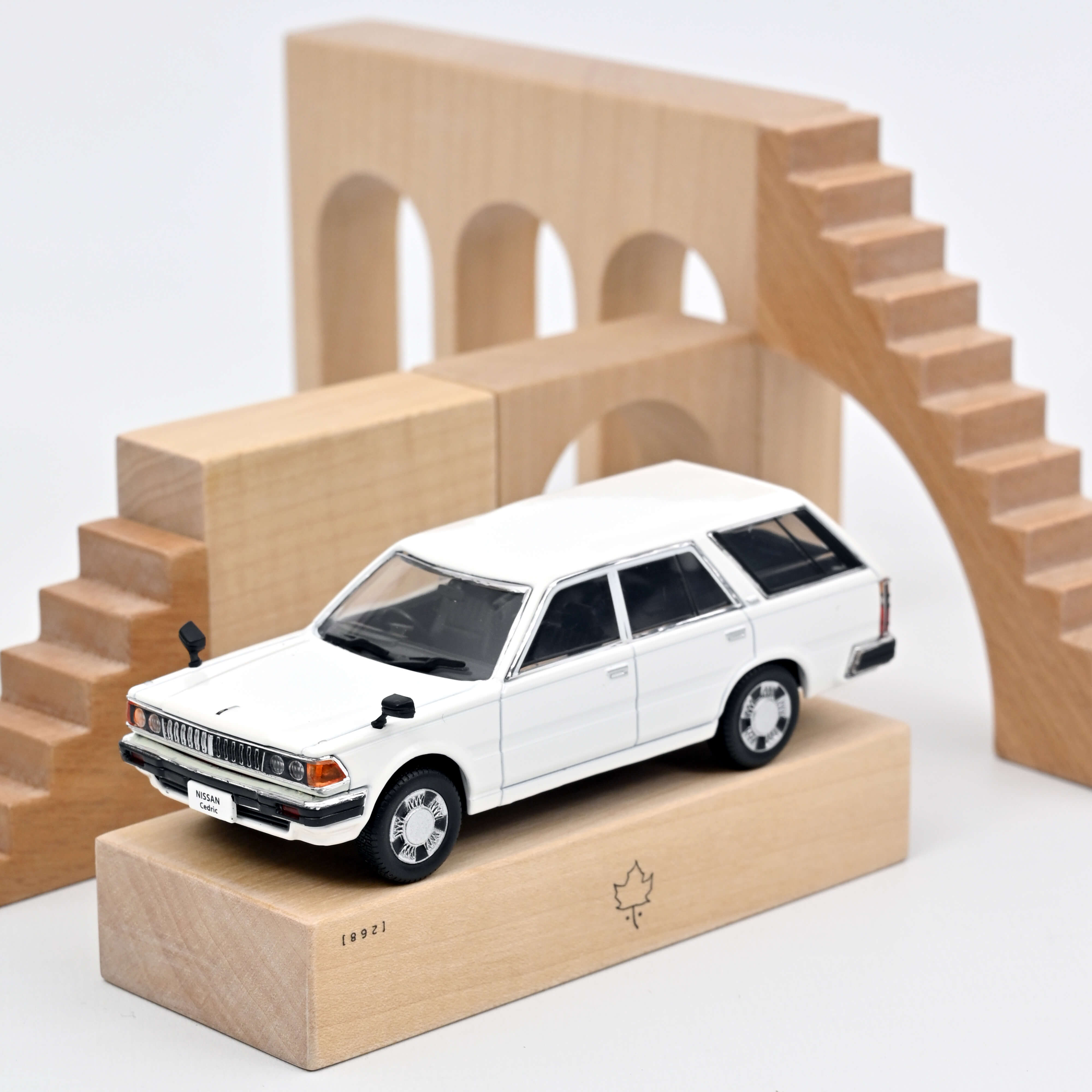 norev-nissan-cedric-van-deluxe-1995-modellino-auto-1-43-bianco-3 image 1