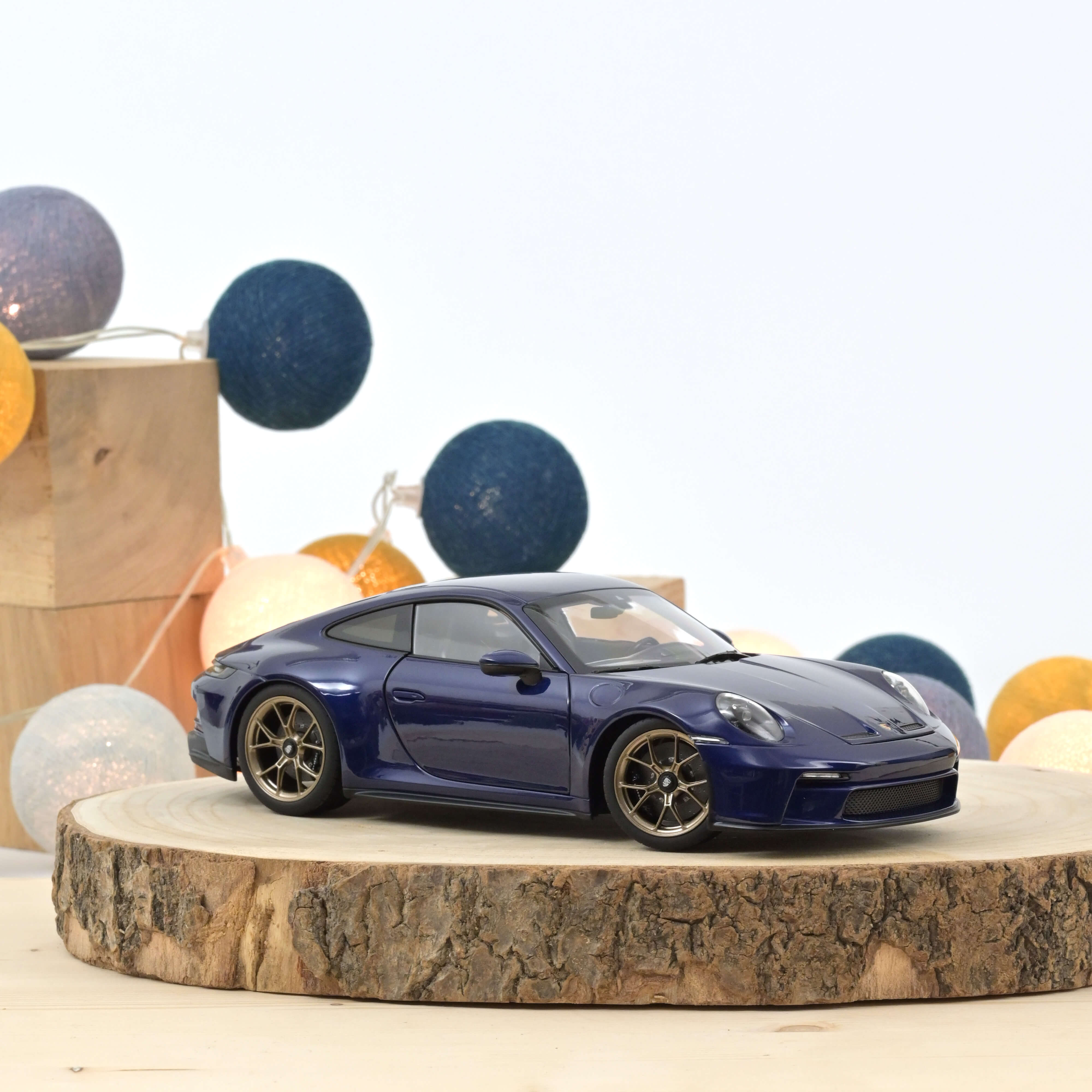 norev-porsche-911-gt3-pack-touring-2021-modellino-auto-1-18-blu-metallizzato image 1