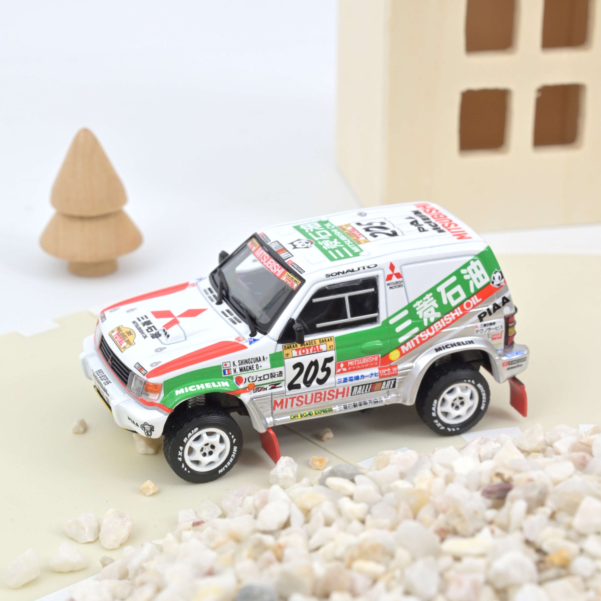 norev-mitsubishi-pajero-1997-vincitore-dakar-n-205-shinozuka-1-43 image 1