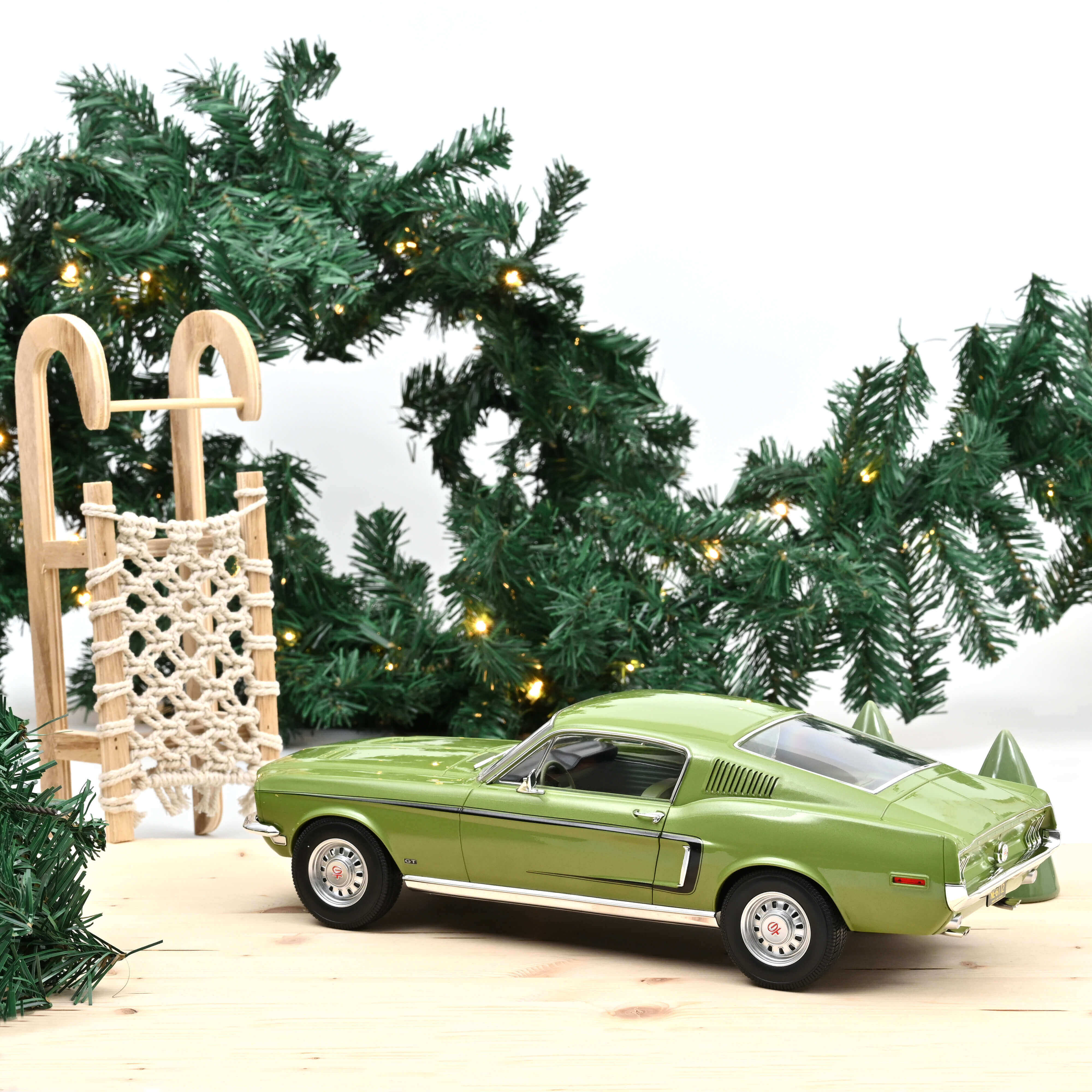 norev-ford-mustang-fastback-gt-1968-modellino-auto-1-12-oro-lime-metallizzato image 2
