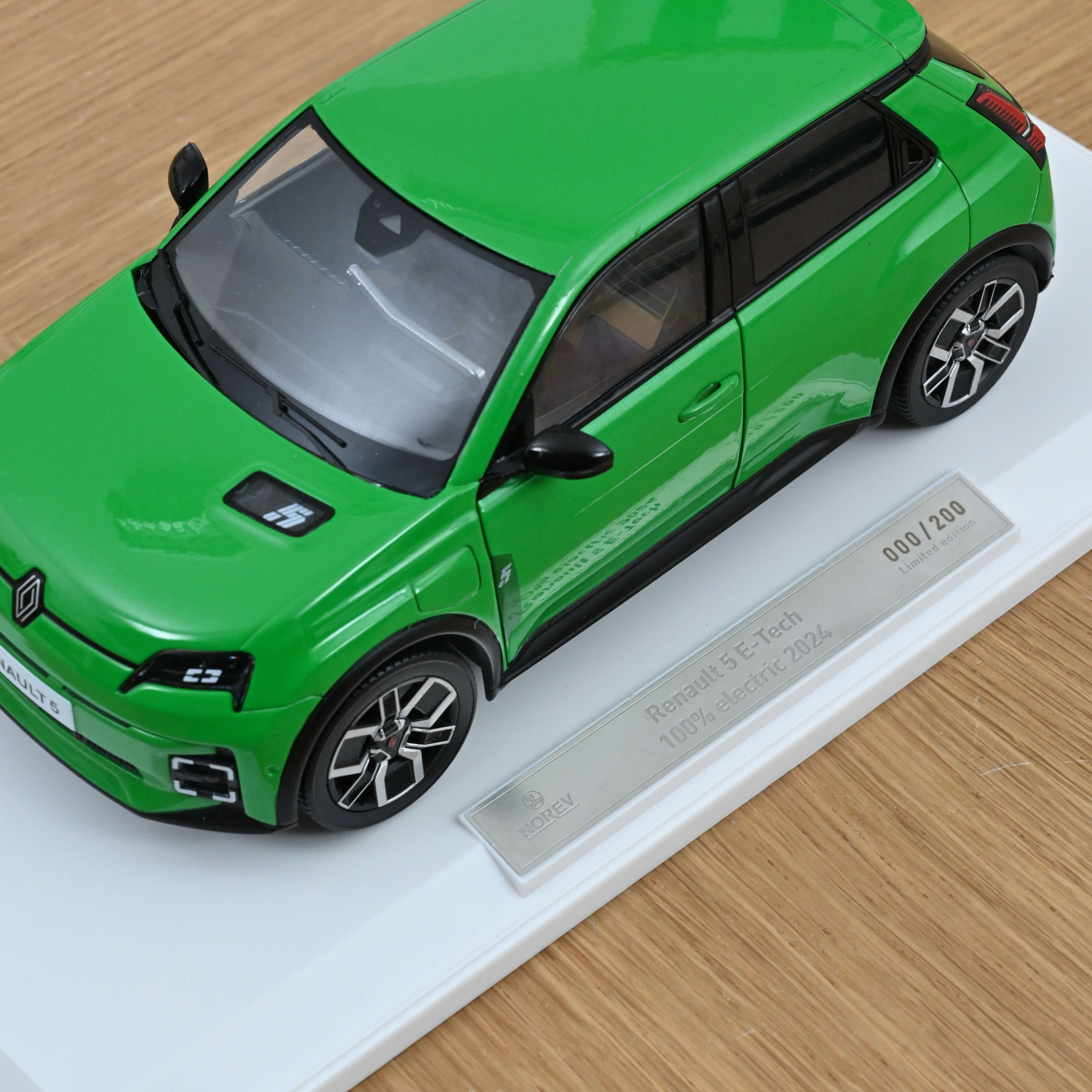 norev-renault-5-e-tech-electric-2024-modellino-auto-1-18-verde-pop-techno-200-pz image 7