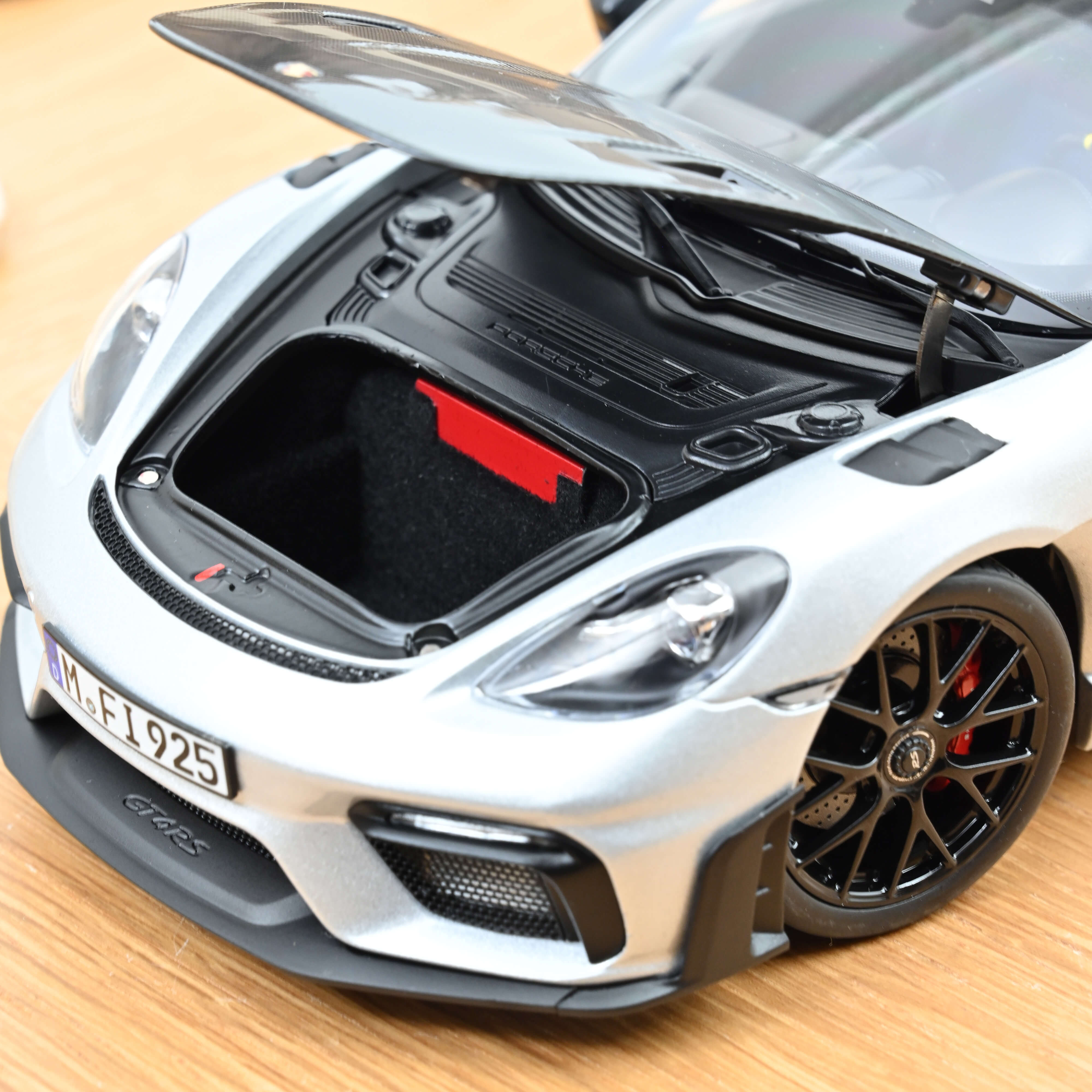 norev-porsche-cayman-gt4-rs-pack-weissach-2023-argent-gt-1-18 image 6