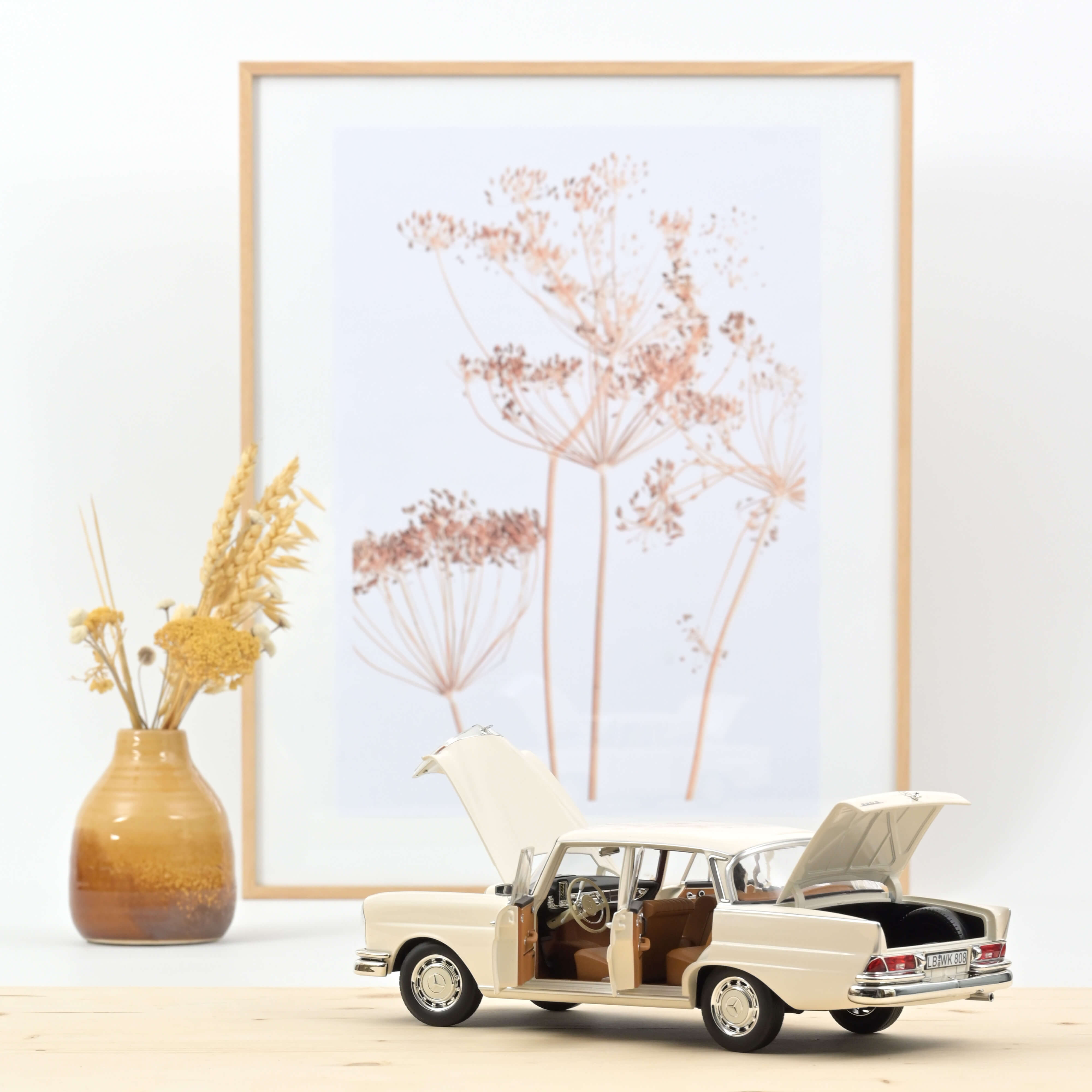 norev-mercedes-benz-220-s-1965-modellino-auto-1-18-beige-edizione-200-pezzi image 2