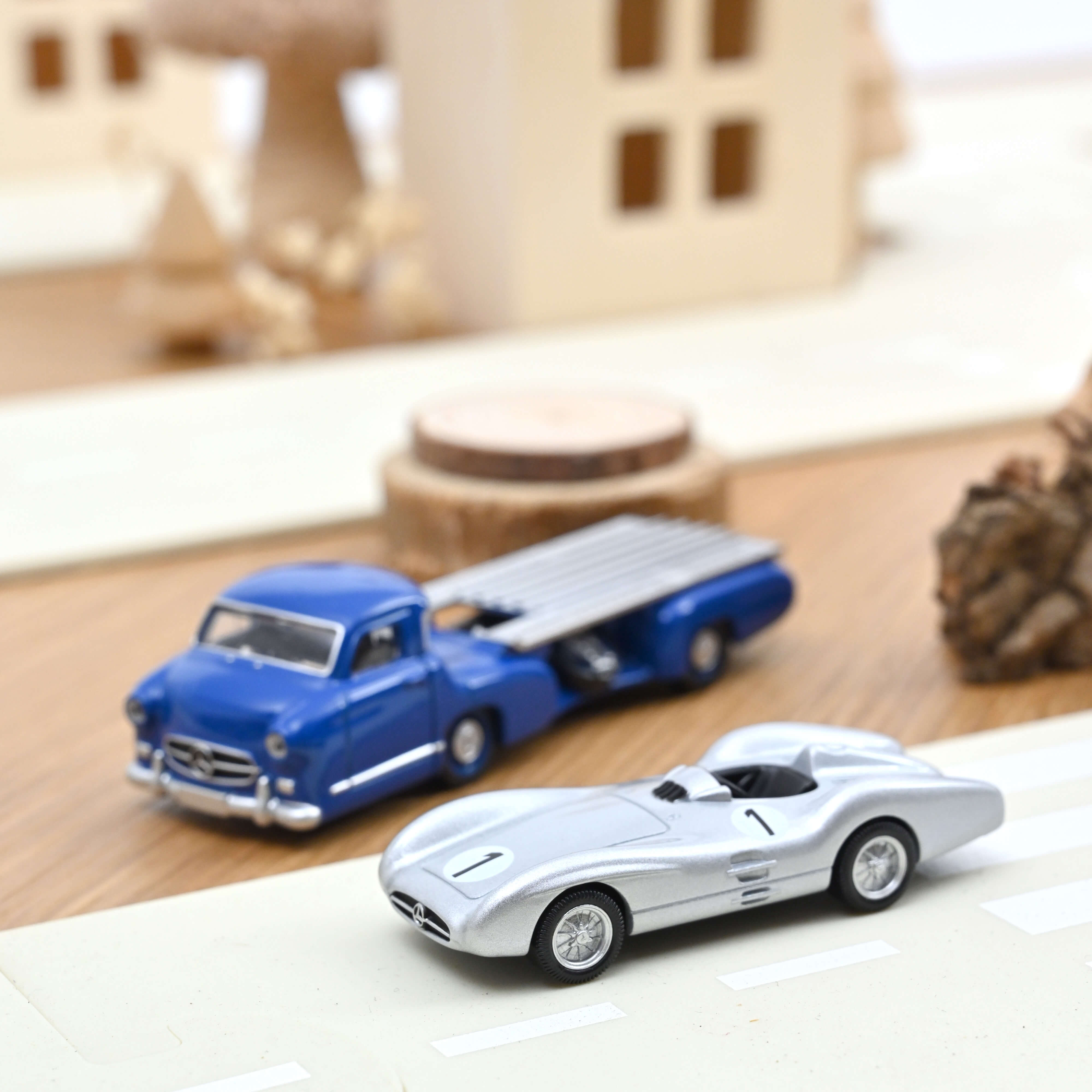 norev-mercedes-benz-racing-transporter-w196-1954-modellini-camion-1-64 image 4