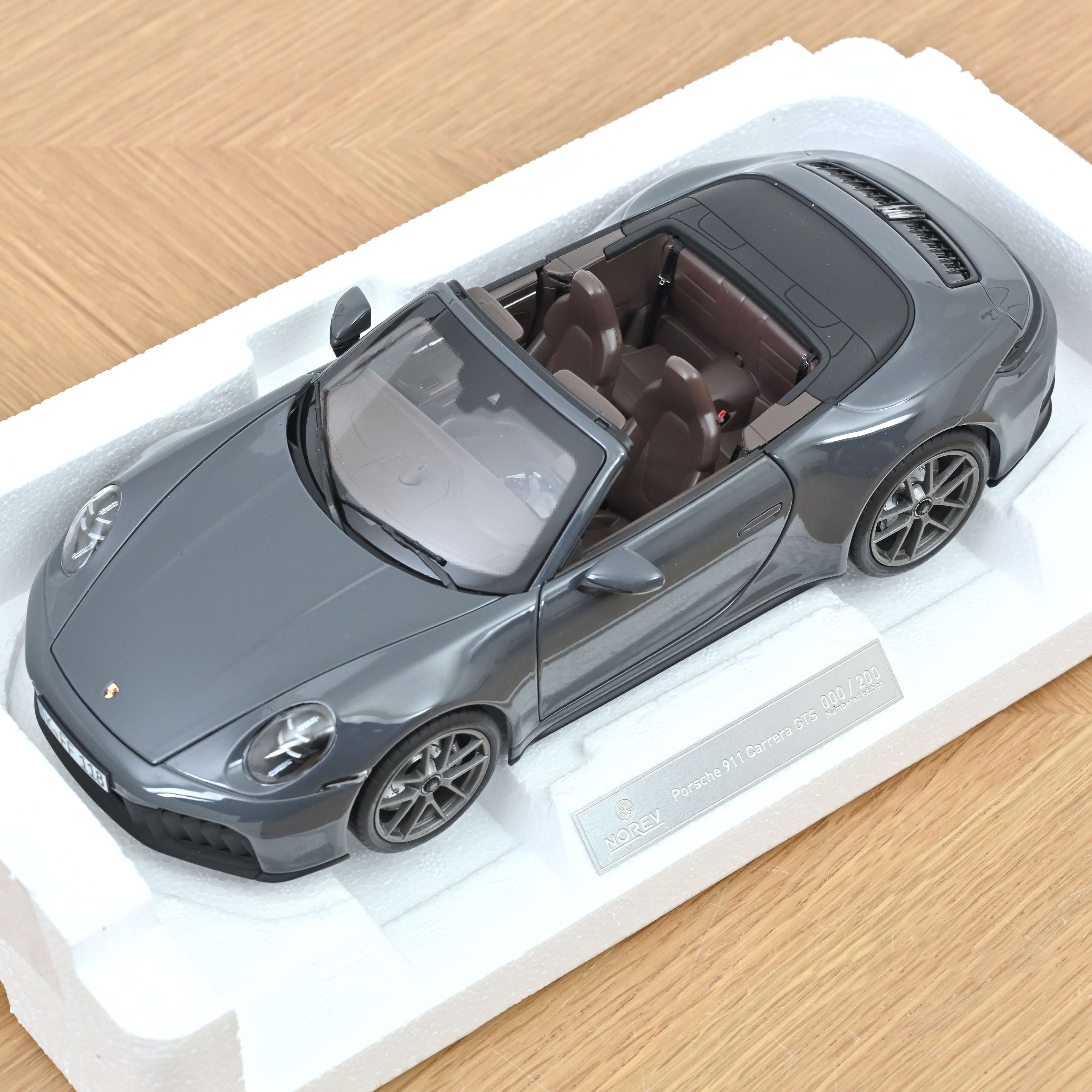 norev-porsche-911-carrera-cabriolet-2025-slate-grey-neo-1-18-200-pcs image 6
