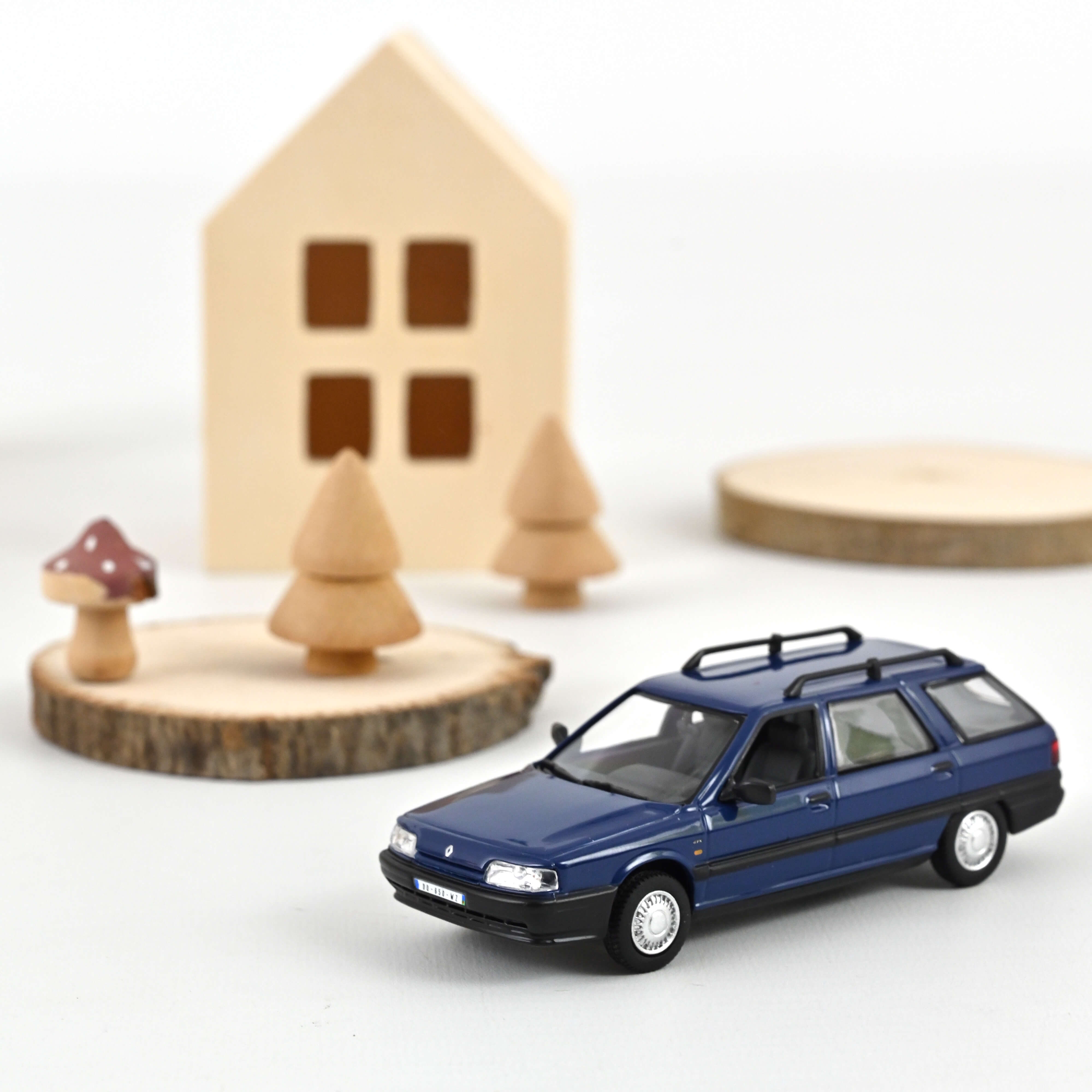 norev-renault-21-nevada-bleu-2018-modellino-station-wagon-1-43-edizione-les-tuch image 1