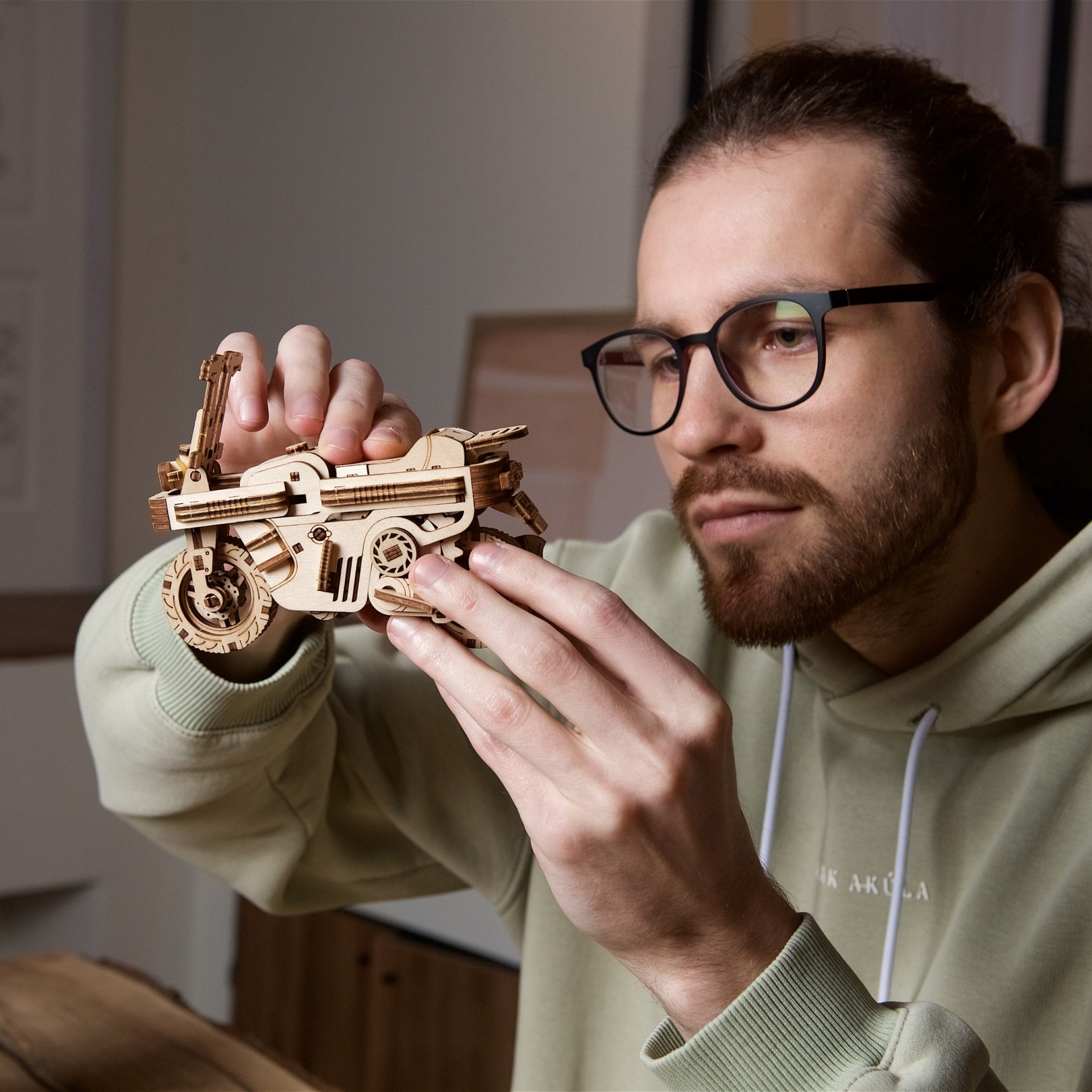 ugears-moto-compact-folding-scooter-u-mini-modellino-in-legno image 8