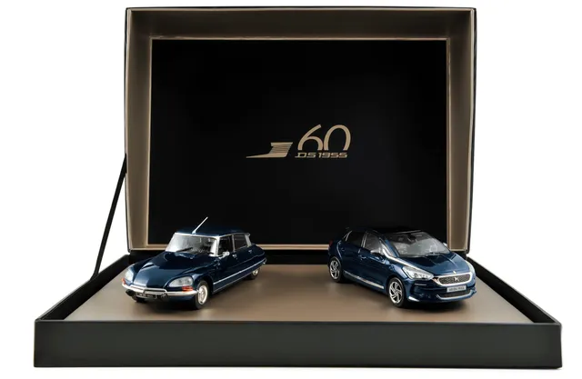norev-gift-box-citroen-60-ans-de-la-ds-modellino-auto-1-43-blu-2-pezzi image 1