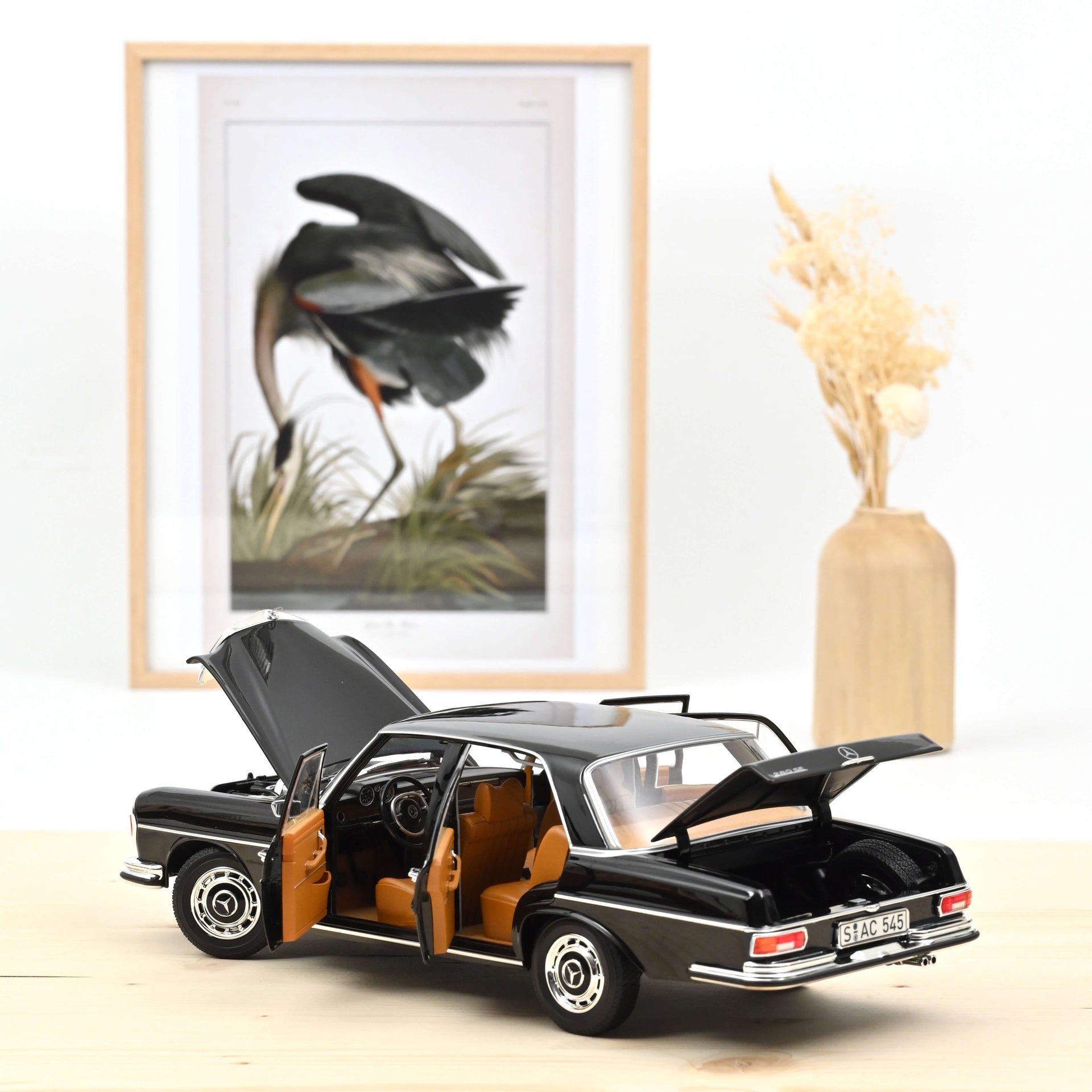 norev-mercedes-benz-280-se-1968-nera-1-18-modellino-jet-car image 1