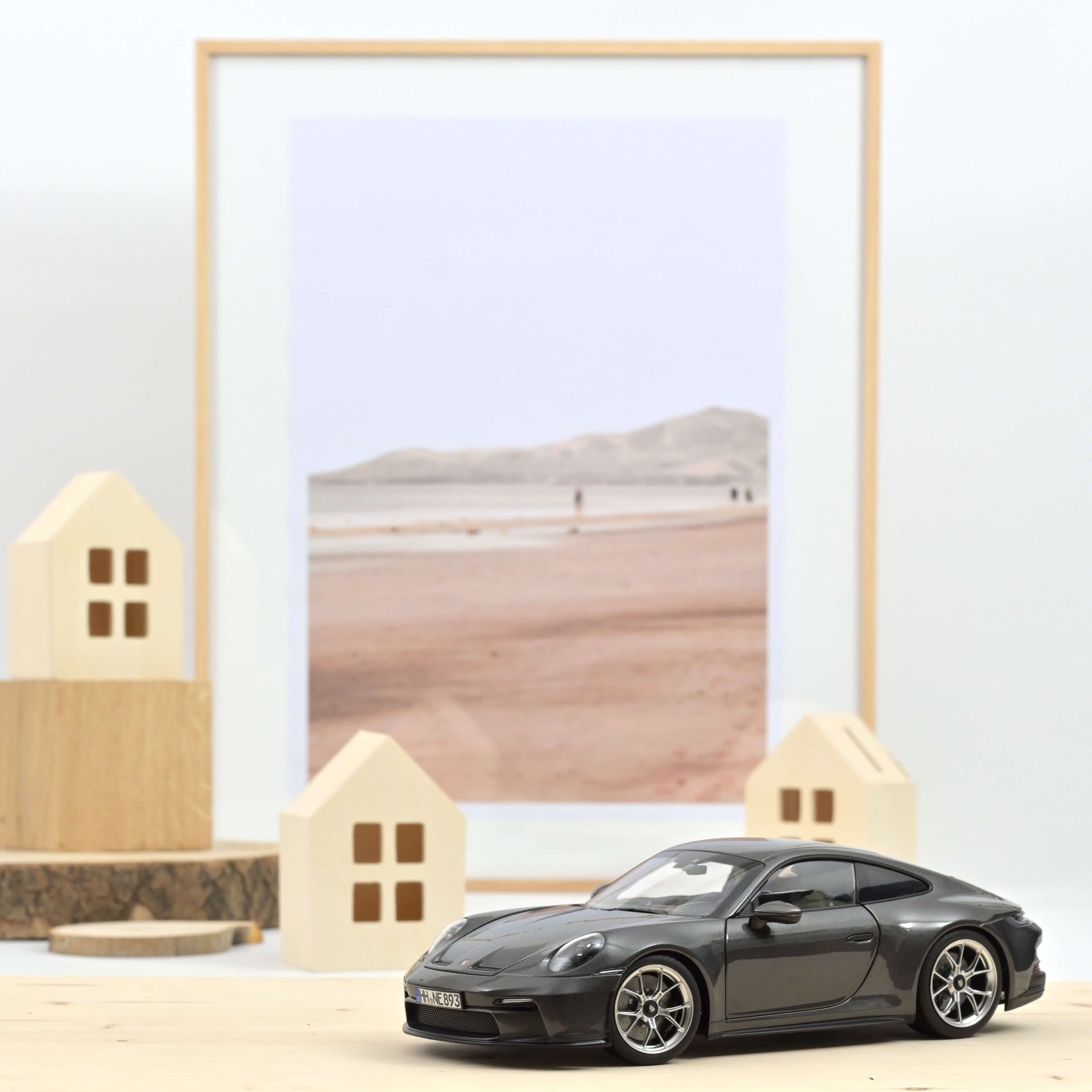 norev-porsche-911-gt3-touring-992-2021-modellino-auto-1-18-grigio-achate image 1
