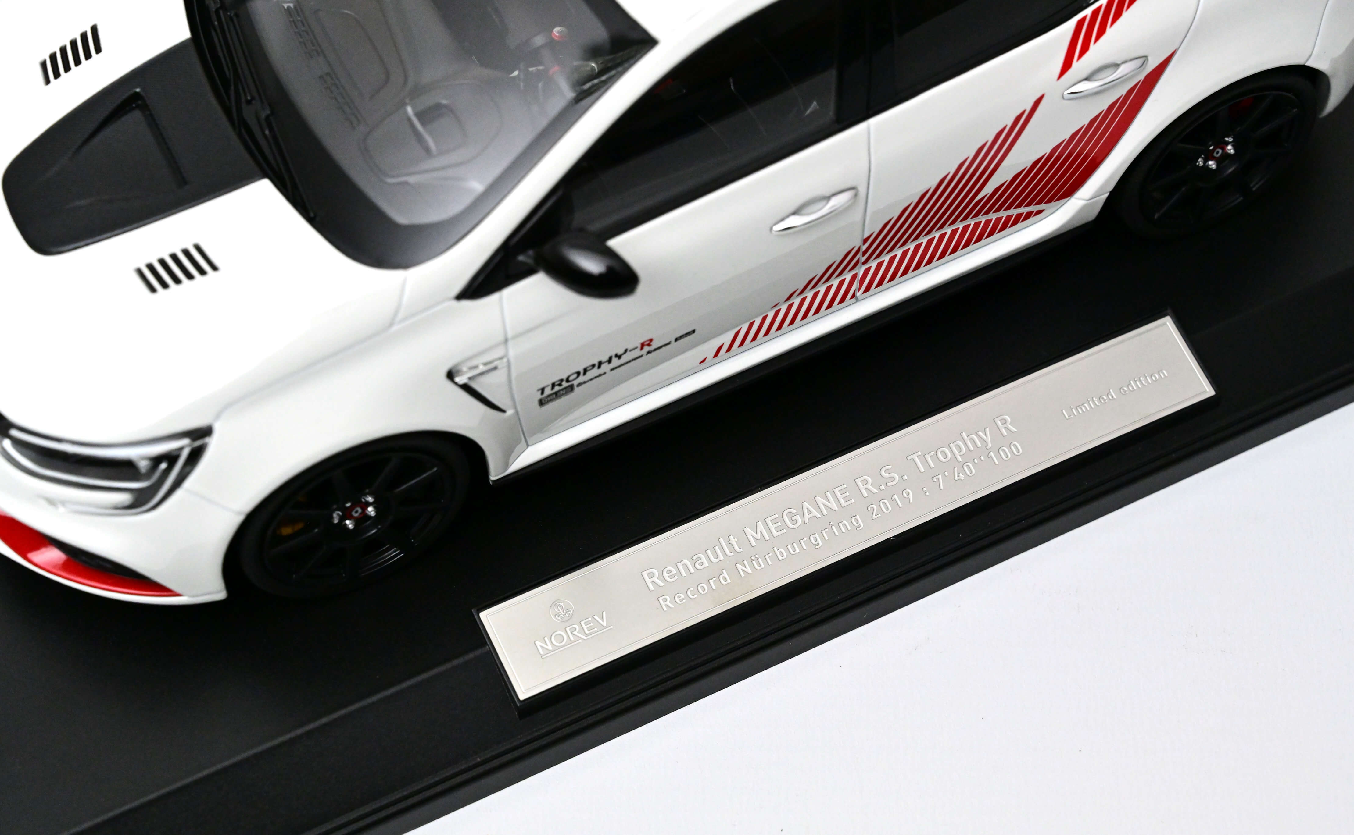 norev-renault-megane-rs-trophy-r-2019-version-record-1-18-400-pz image 2