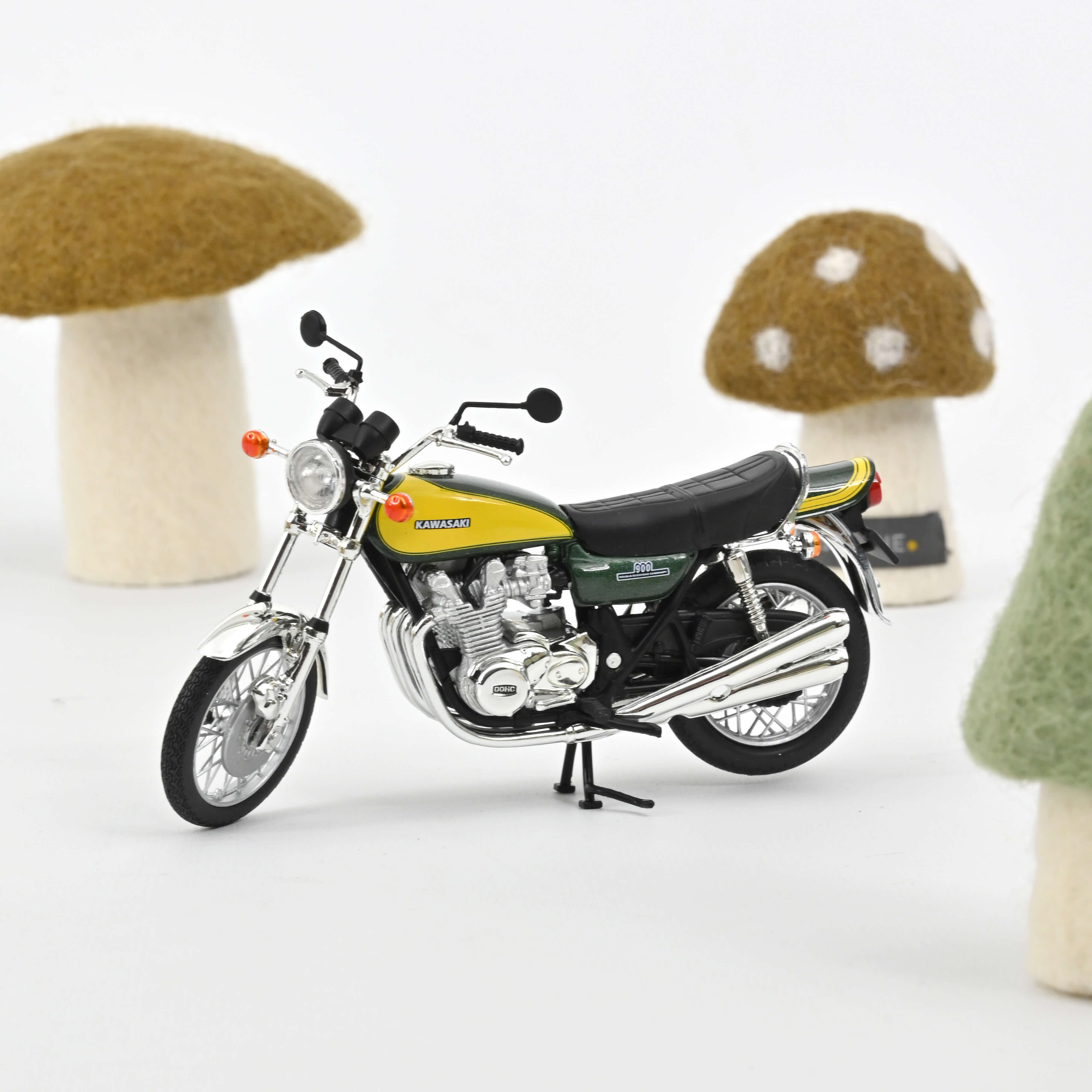 norev-kawasaki-z900-1973-verde-scuro-giallo-moto-die-cast-1-18 image 1