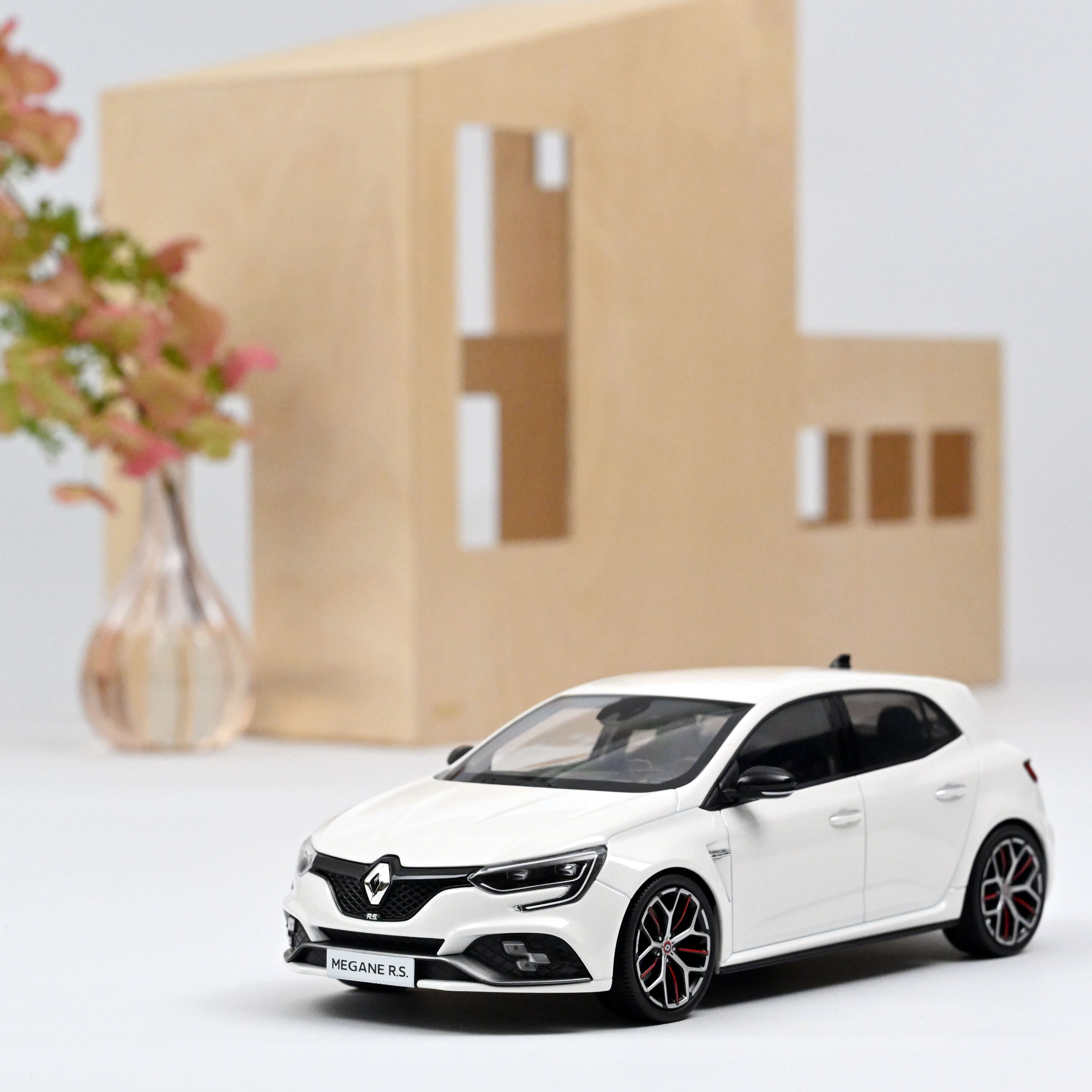 norev-renault-megane-rs-trophy-2019-blanc-1-18-200-pcs image 1