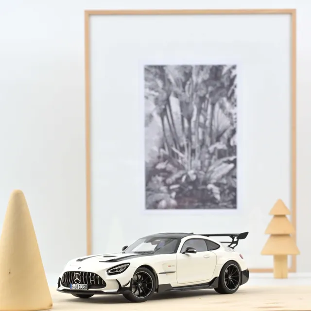 norev-mercedes-amg-gt-black-series-2021-modellino-1-18-bianco-300-pz image 1