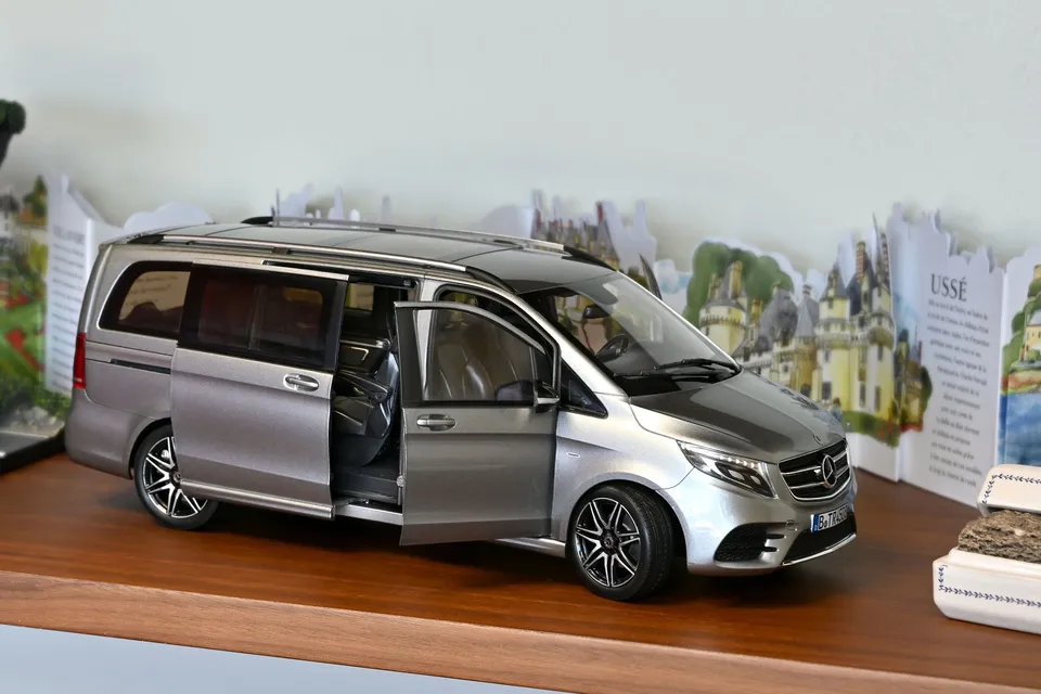 norev-mercedes-benz-v-class-2018-automodello-1-18-grigio-metallizzato image 1