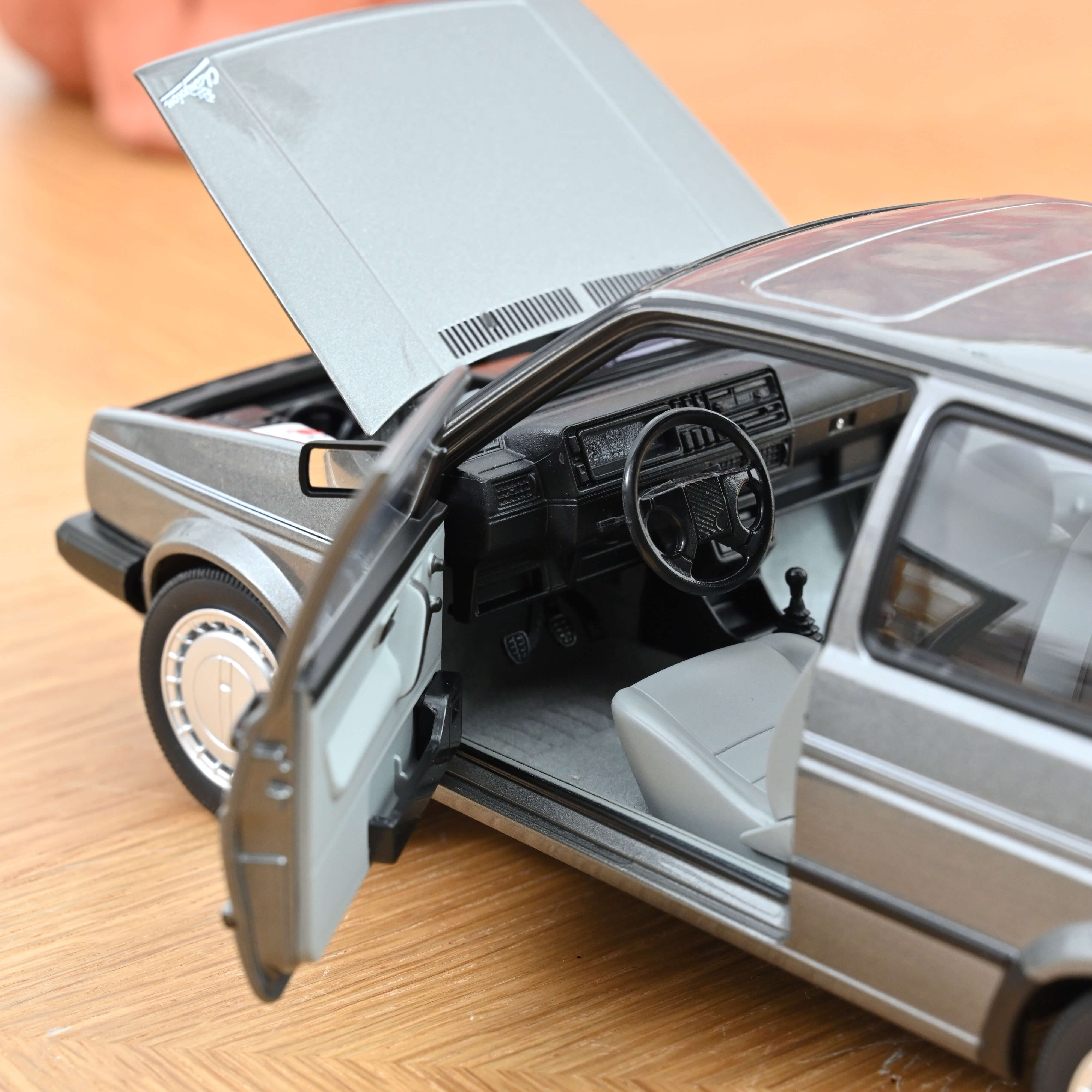 norev-vw-golf-champion-1990-modellino-auto-1-18-grigio-metallizzato image 5