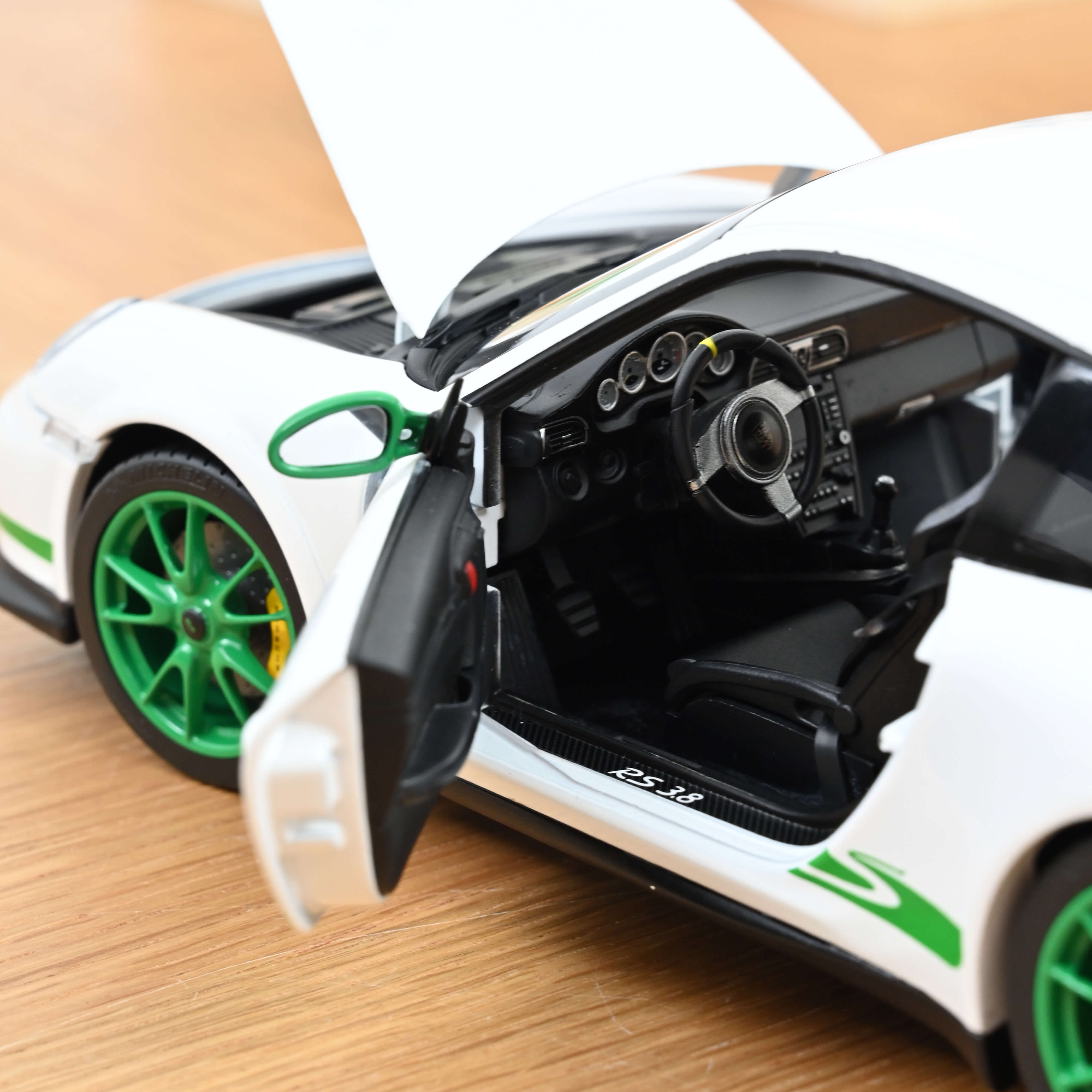 norev-porsche-911-gt3-rs-997-2009-modellino-auto-1-18-bianco-verde-python-300pz image 5